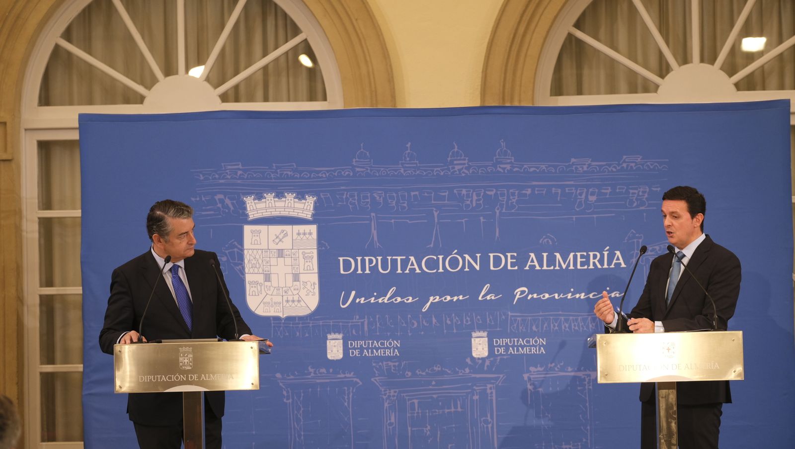 Imágenes de la visita del Consejero de Presidencia, Antonio Sanz, a la Diputación de Almería