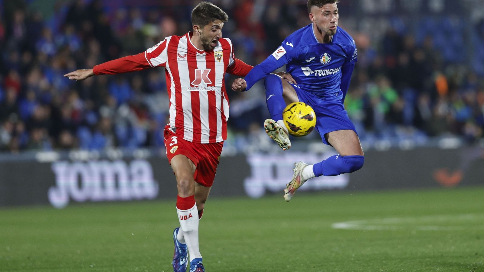 Édgar lucha un balón dividido con José Ángel Carmona