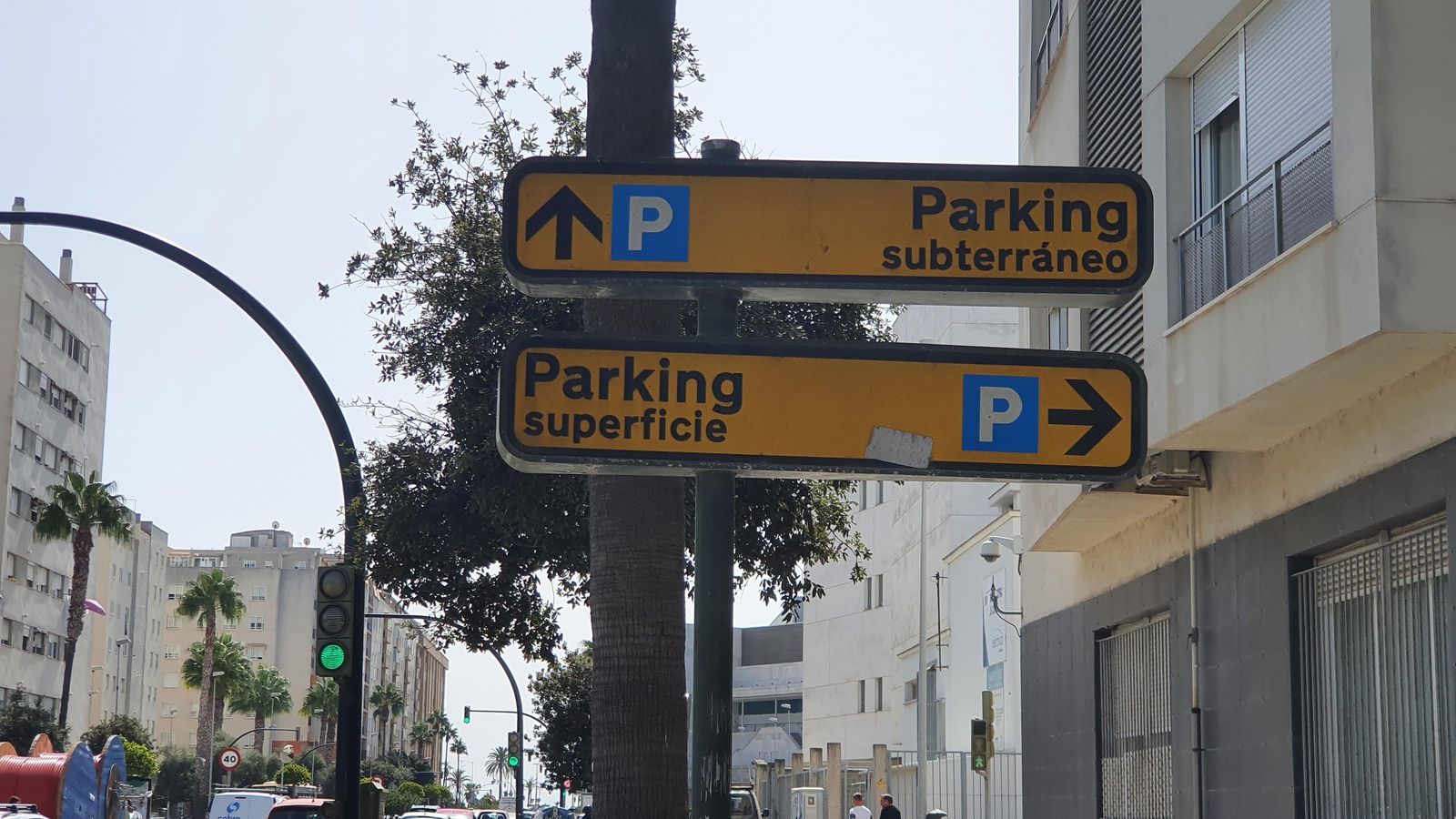 En la Avenida de las Cortes de Cádiz sigue una señal que indica el camino hacia un parking que ya no existe