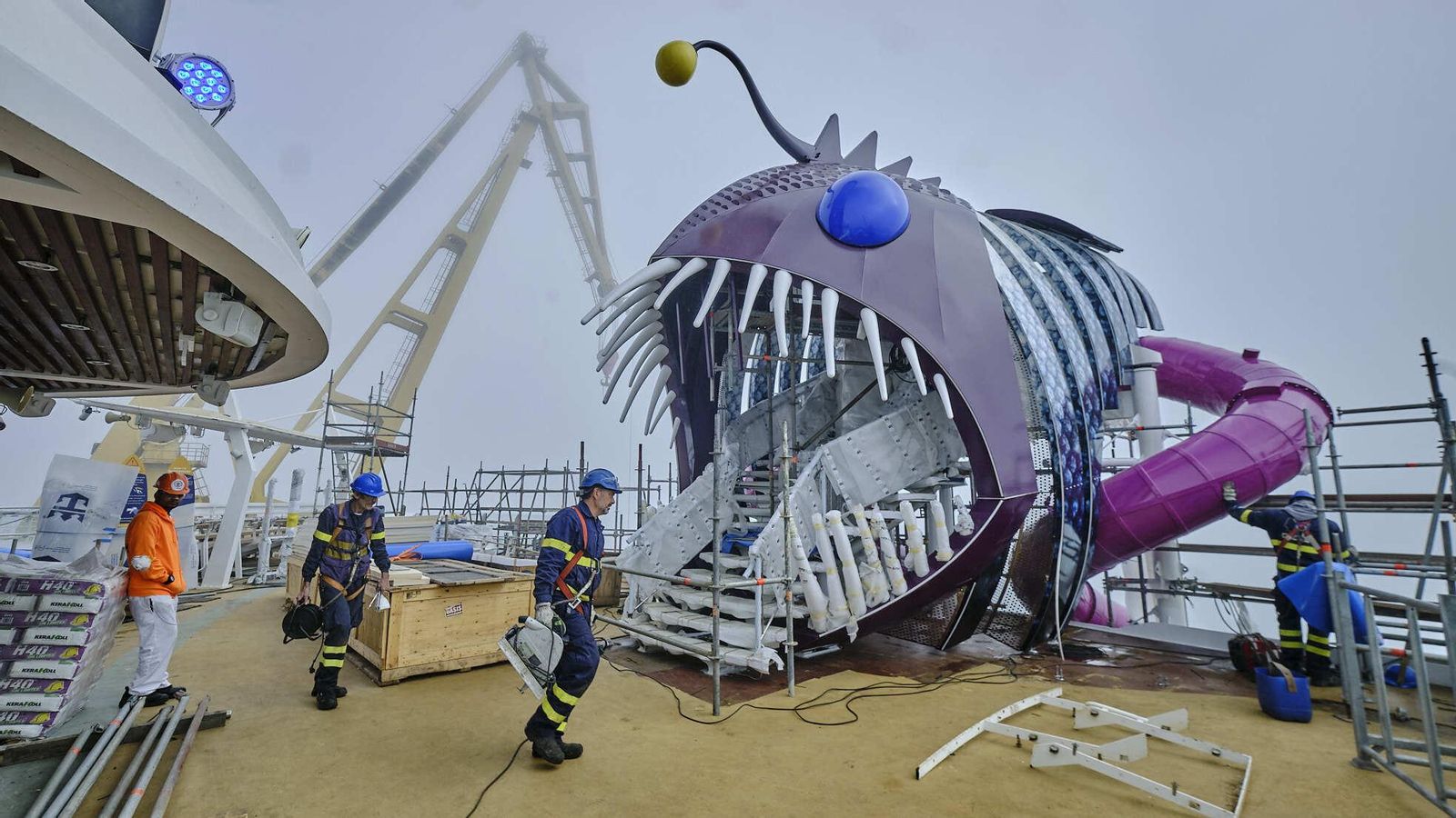 Inicio del Ultimate Abyss, el mayor tobogán marino del mundo.