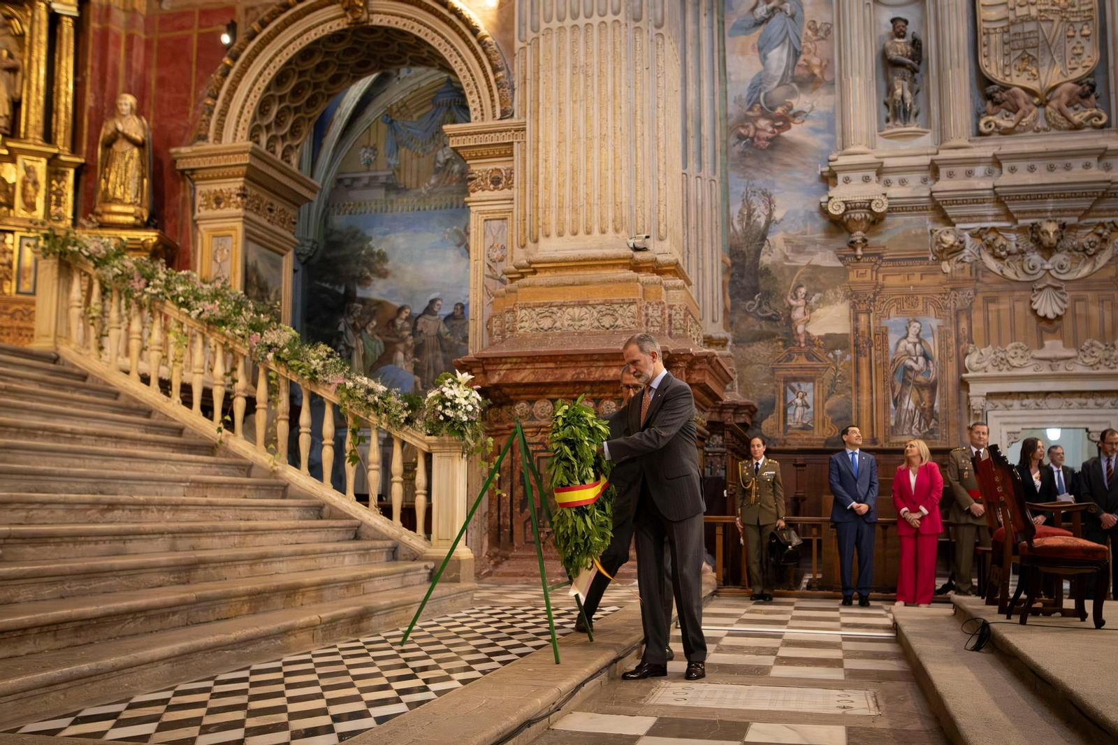 Felipe VI muestra sus respetos al Gran Capitán en la ofrenda floral su tumba en la iglesia de San Jerónimo