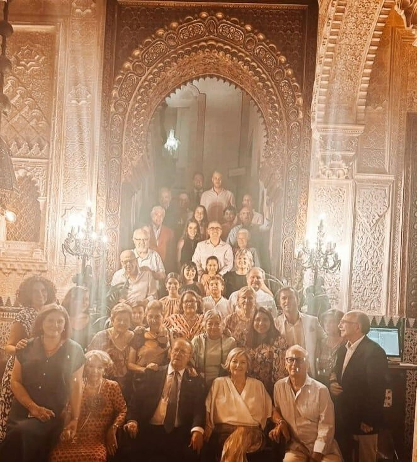 Los anfitriones Manuel Fernández de la Puente y Choni Castellano,  con el grupo de familiares y amigos durante la celebración de las bodas de pro.