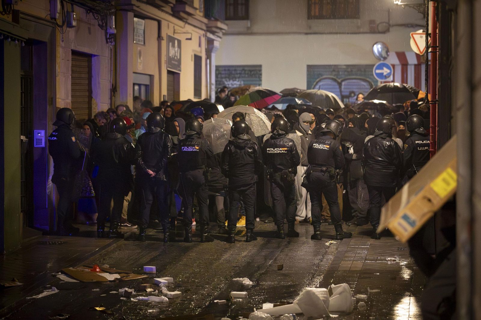 Todas las imágenes: una okupa trepa con cuerda para acceder al piso ocupado en Granada