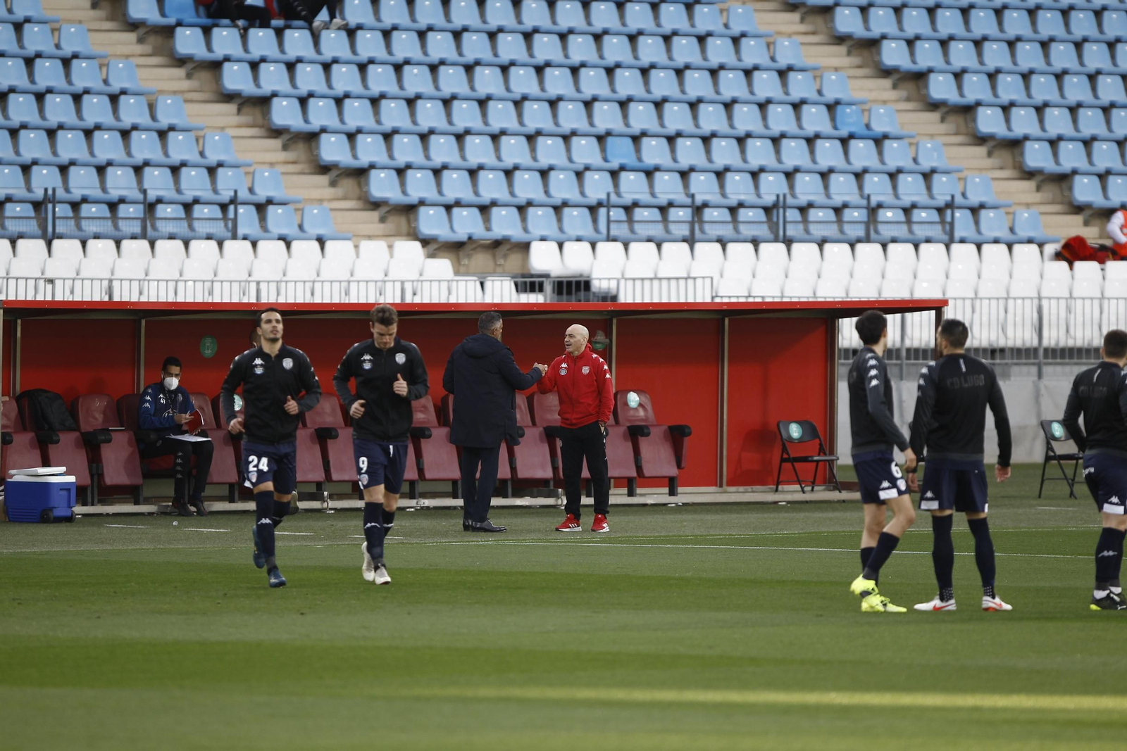 Gomes saluda al segundo técnico lucense, en segundo plano.