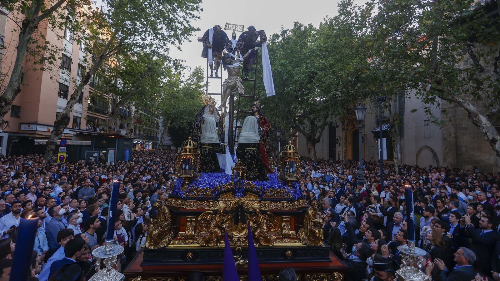 La Quinta Angustia retrasa un puesto en la nómina del Jueves Santo.