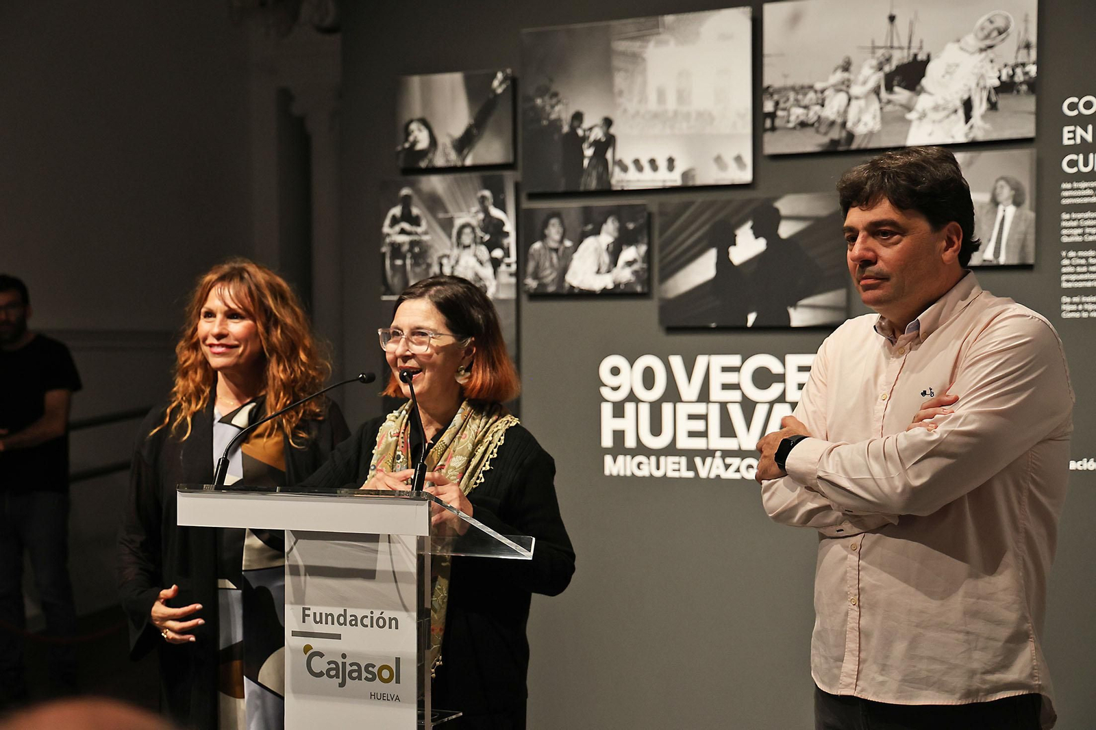 Inauguración la exposición 'Noventa Veces Huelva', una selección de fotografías de fotoperiodista Miguel Vázquez