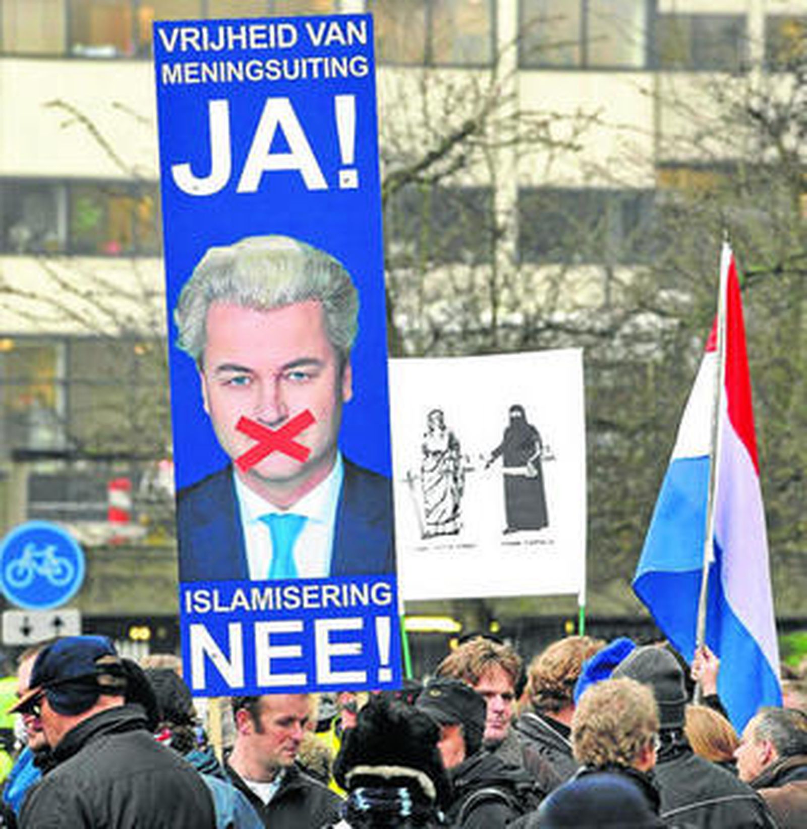 Partidarios de Wilders se manifiestan durante su juicio por incitar al odio contra los musulmanes.