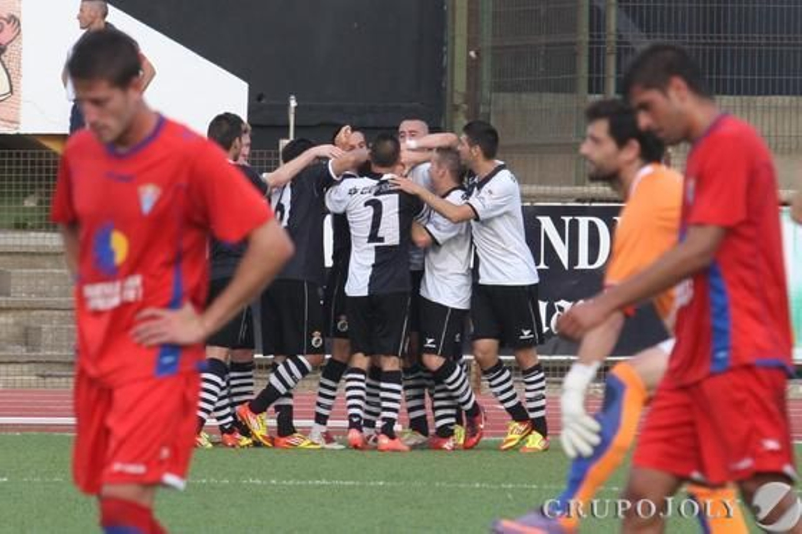 La Balona certifica su segunda posición tras el 2-0 para los blanquinegros.

Foto: Paco Guerrero