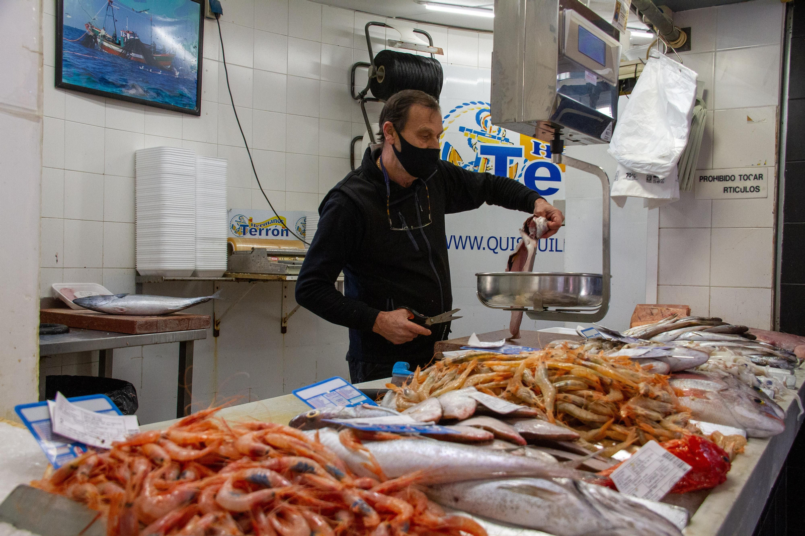 Los pescadores de Motril incentivan el consumo local en el mercado municipal