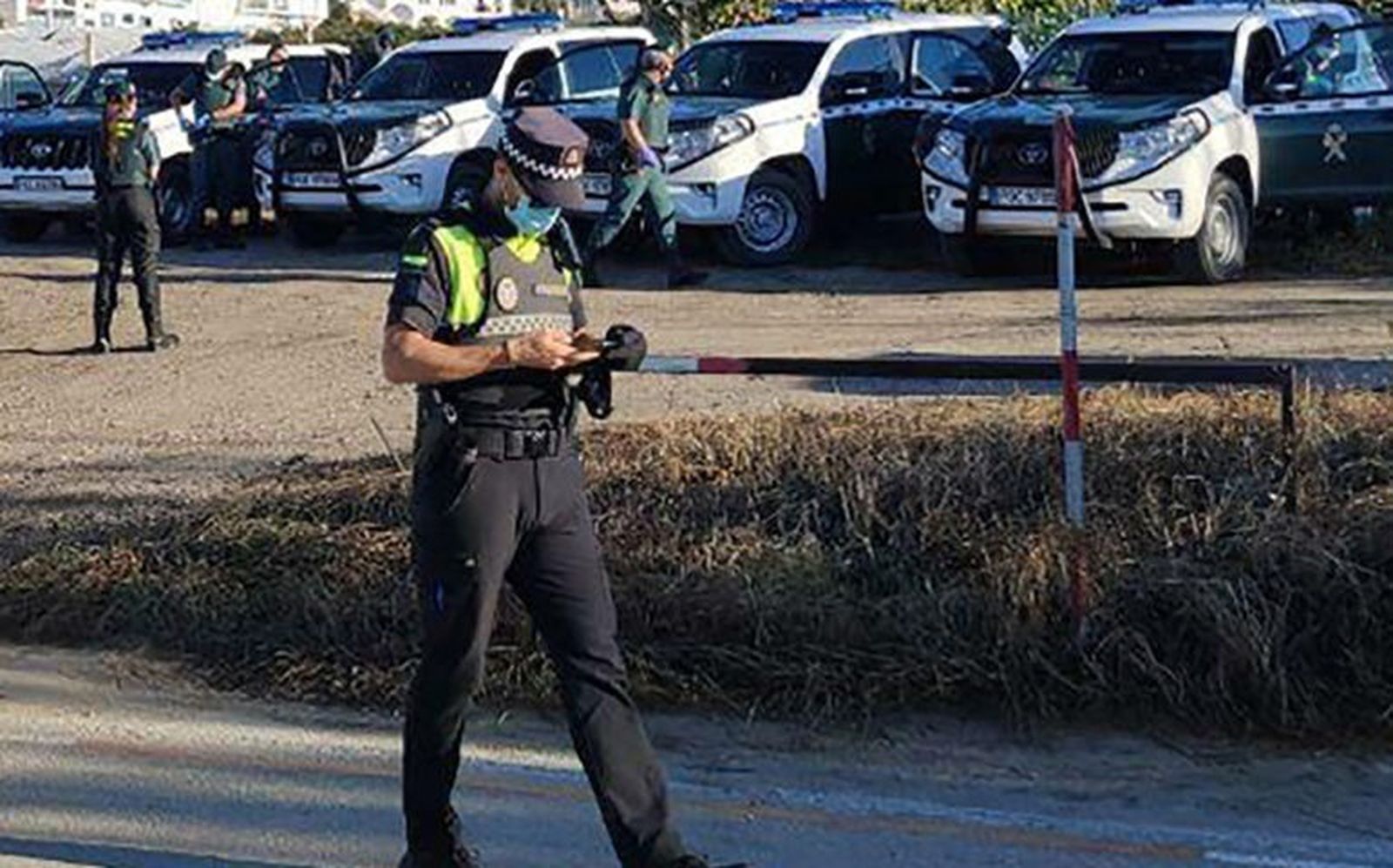 Desmantelan varias acampadas en la playa de La Caleta de Maro.