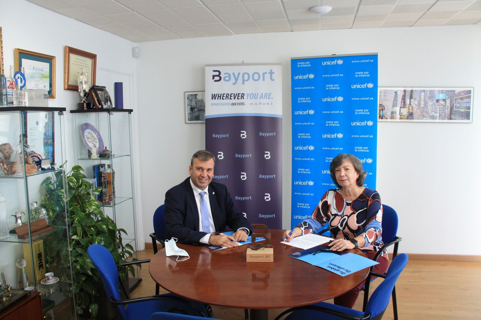 Rafael Fernández, junto a la presidenta de Unicef en Andalucía, Claudia Zafra.