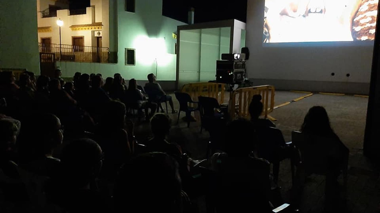 Más de un centenar de personas disfrutó del cine en Fondón