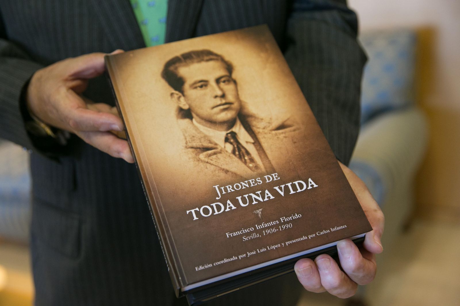 La portada de ‘Jirones de toda una vida’ de Infantes Florido, editada por la Fundación Cajasol y producida por Páginas del Sur.