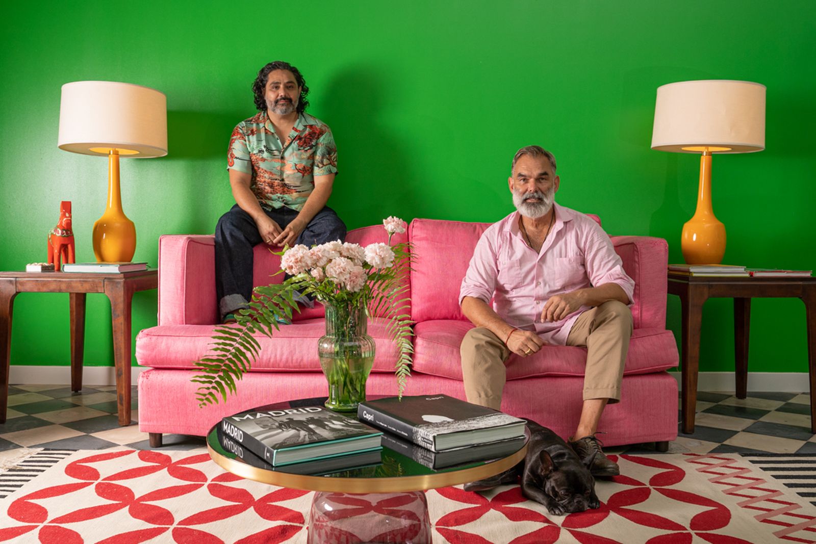 El artista mexicano Sergio López y el chef sueco Peter Norman, sentados en un sofá del diseñador austro-sueco  Josef  Frank