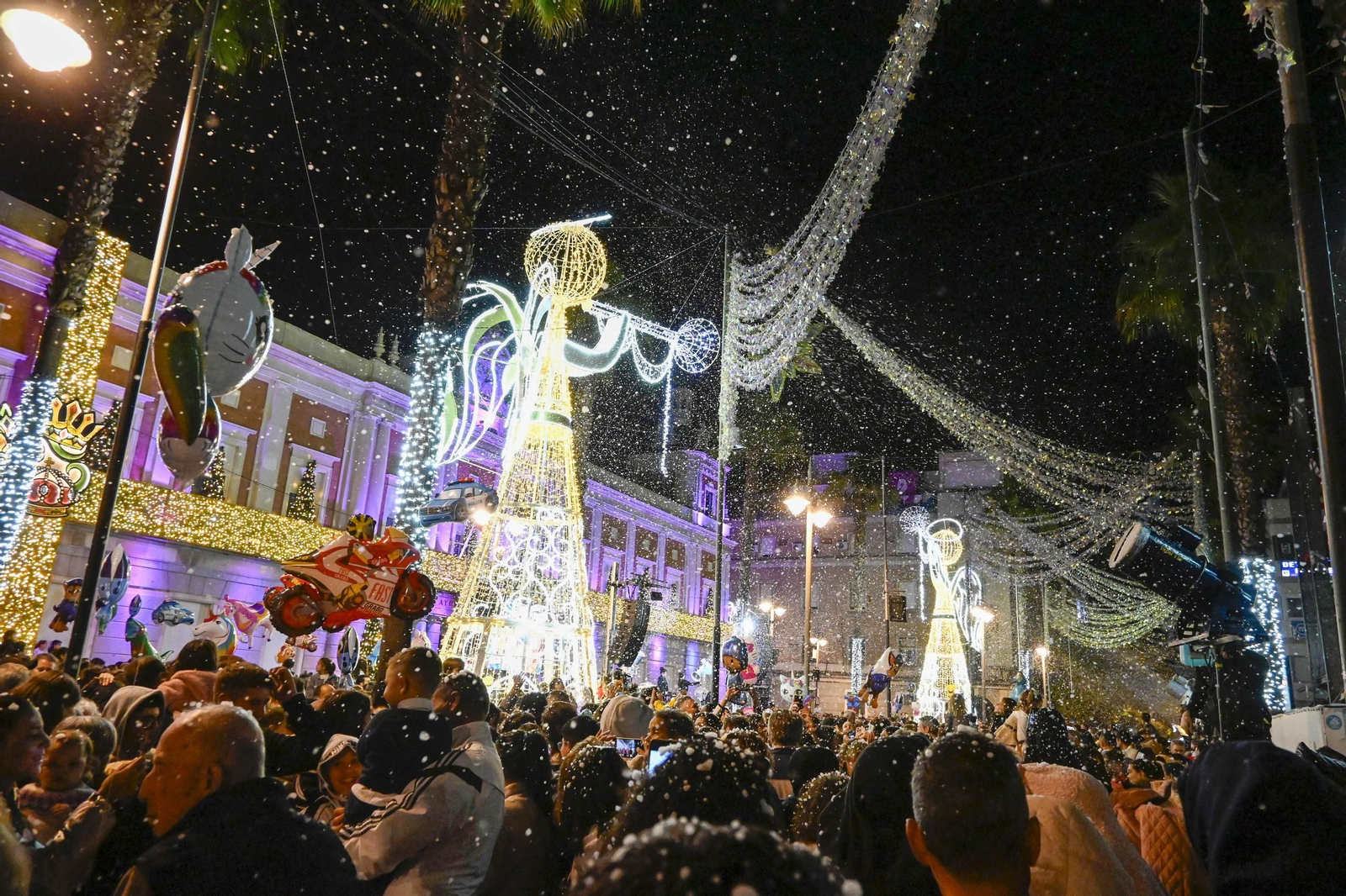 Imágenes de la nevada y alumbrado navideño en Huelva