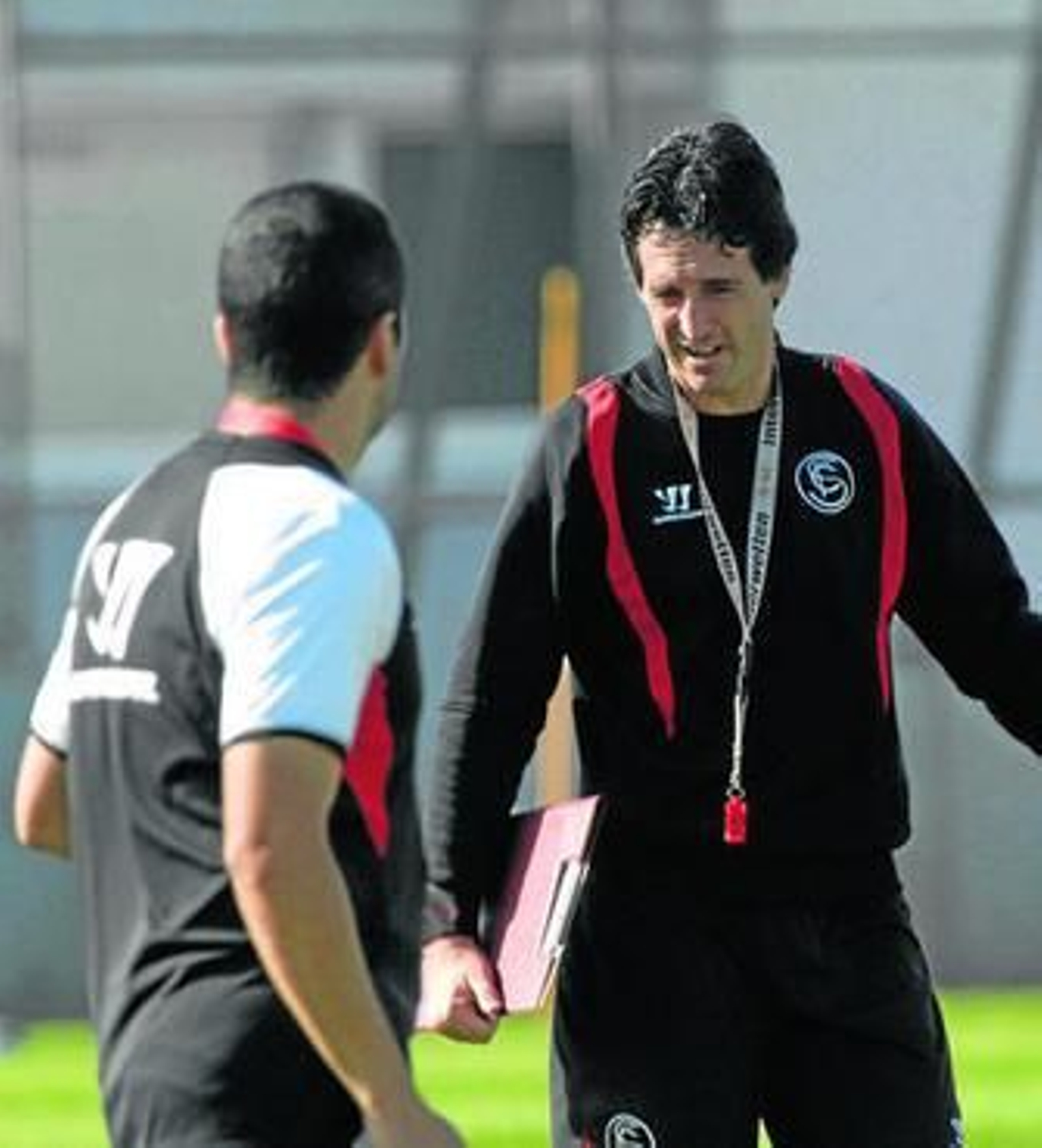 Unai Emery dialoga con uno de sus ayudantes, Diego Martínez, durante el entrenamiento de ayer.