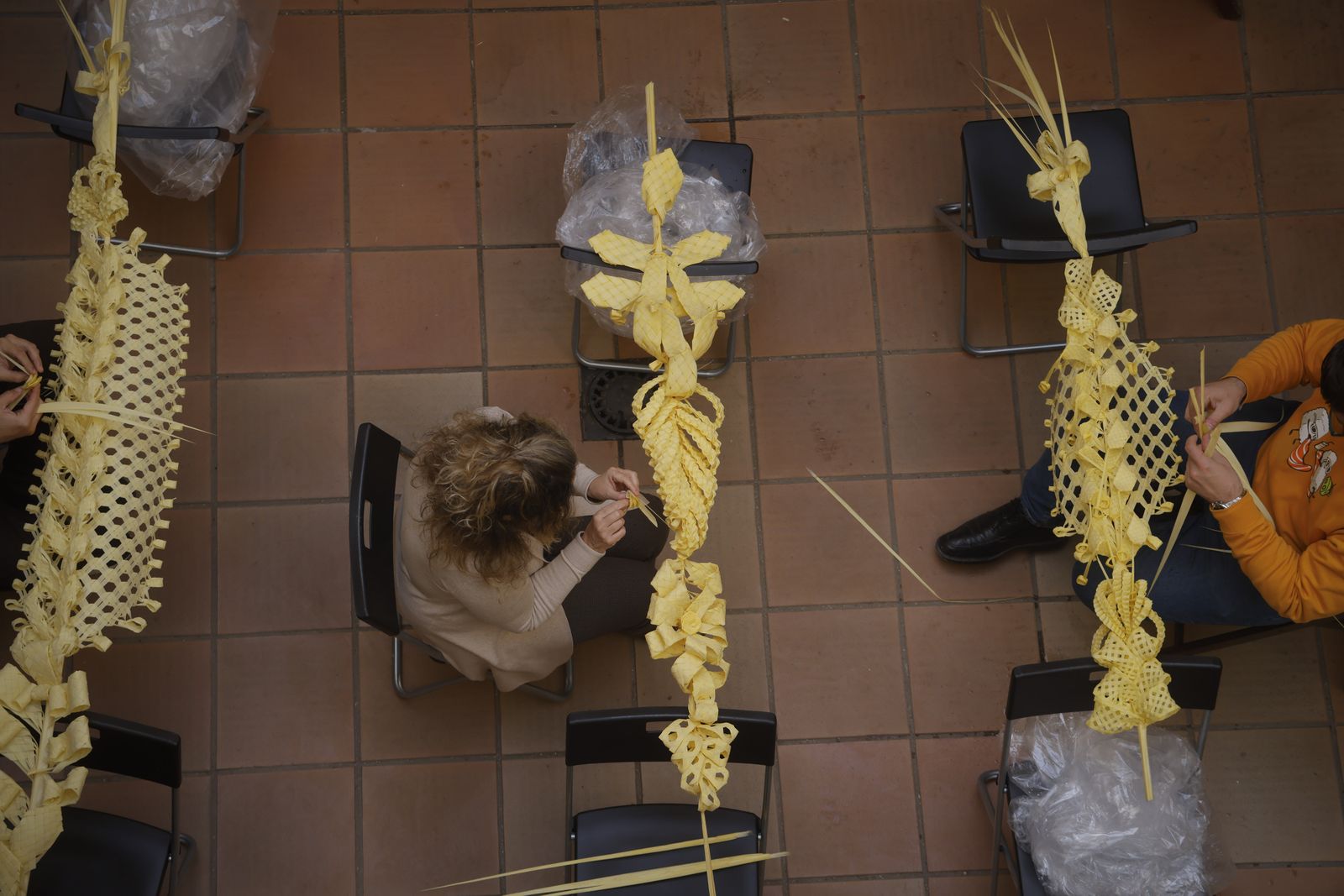 La elaboración de palmas rizadas en la Divina Pastora, todas las imágenes