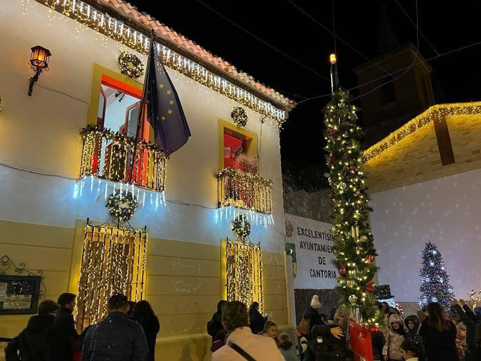 Fachada del ayuntamiento de Cantoria ya engalanada para estas fiestas.