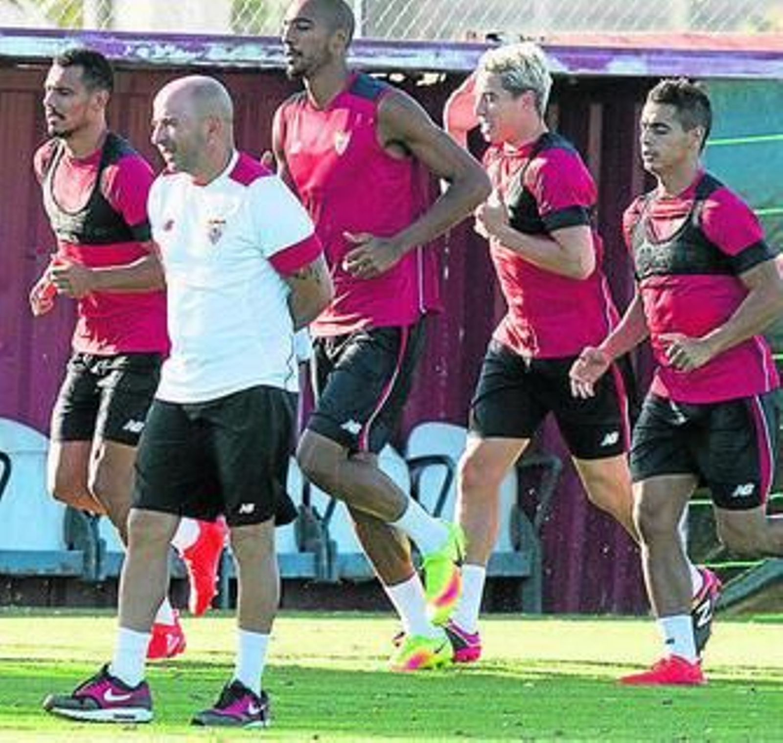 Nasri, detrás de N'Zonzi en un calentamiento con carrera continua.