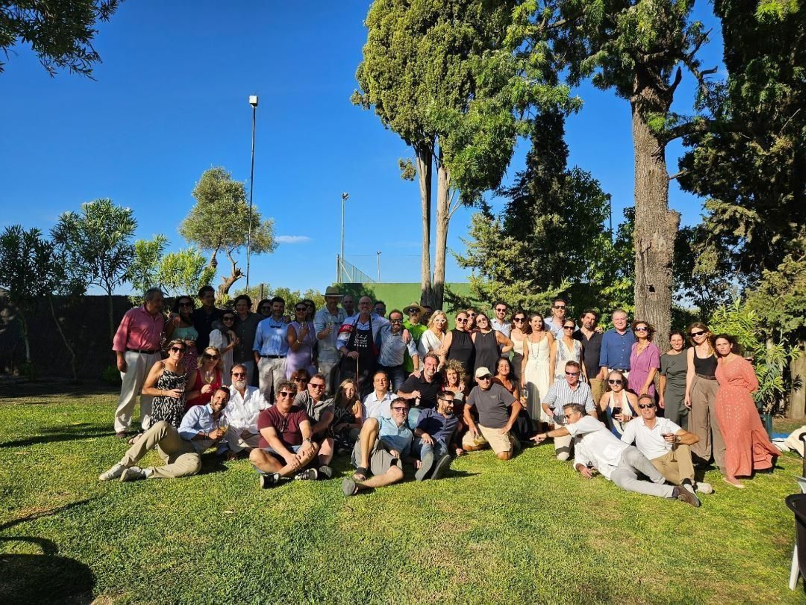 Irene Gil García y Luis Esteban Núñez, con sus hijas y el grupo de familiares y amigos durante la celebración de su cincuenta cumpleaños en el Cortijo Mariscala.
