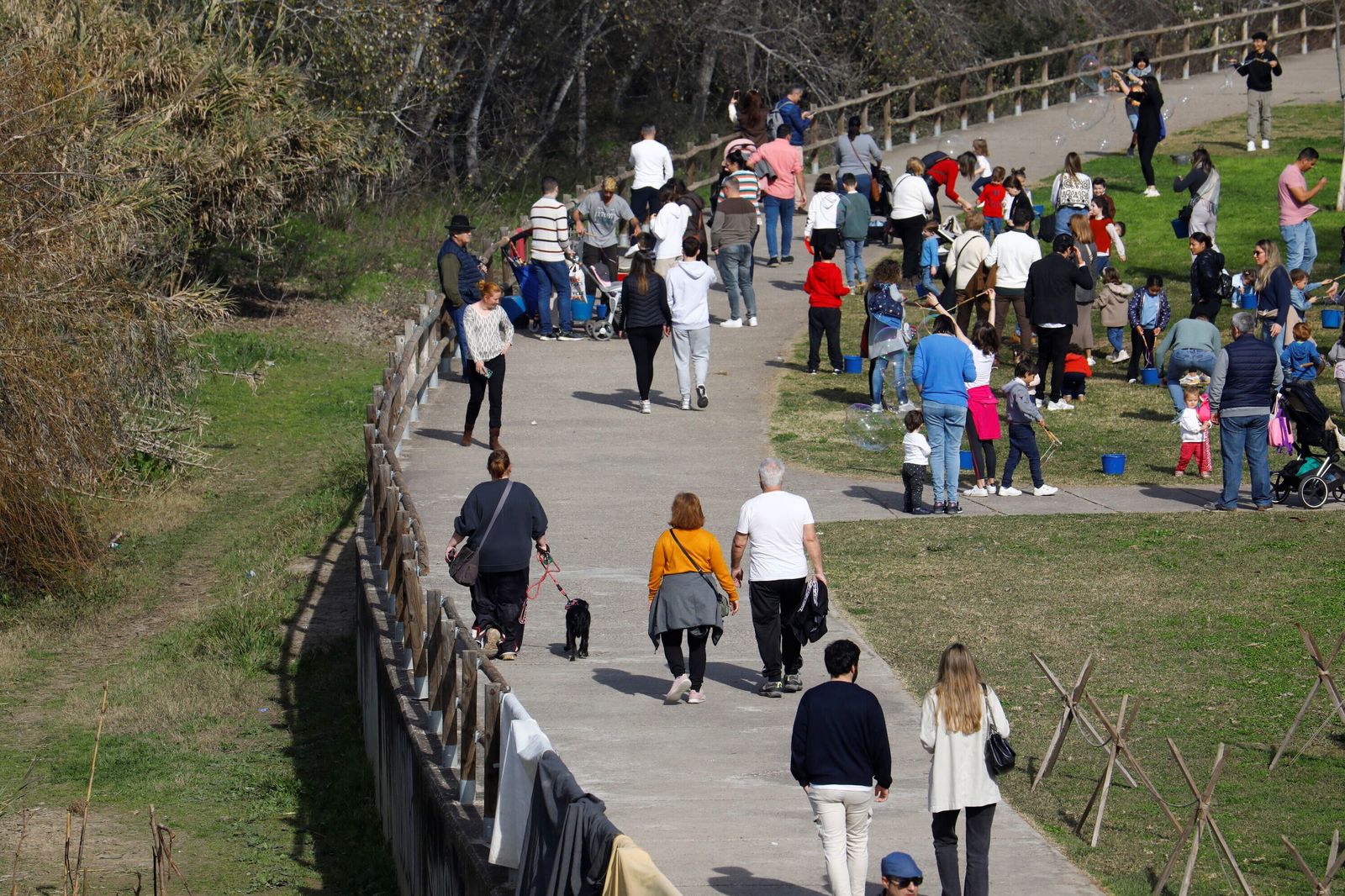 Numerosas personas aprovechan el buen tiempo el pasado mes de enero en Córdoba.