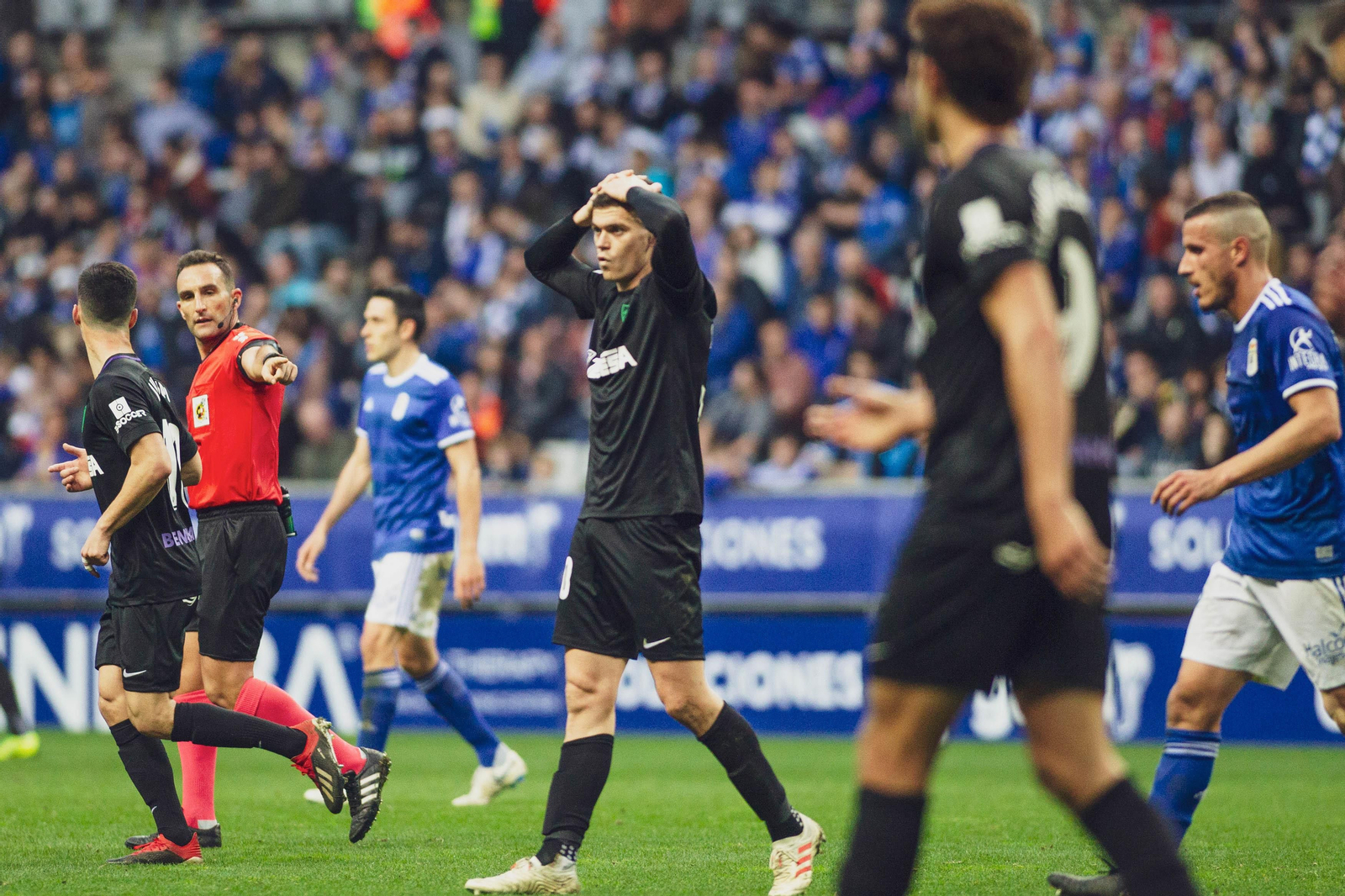 Harper se lleva las manos a la cabeza en el Oviedo-Málaga CF.
