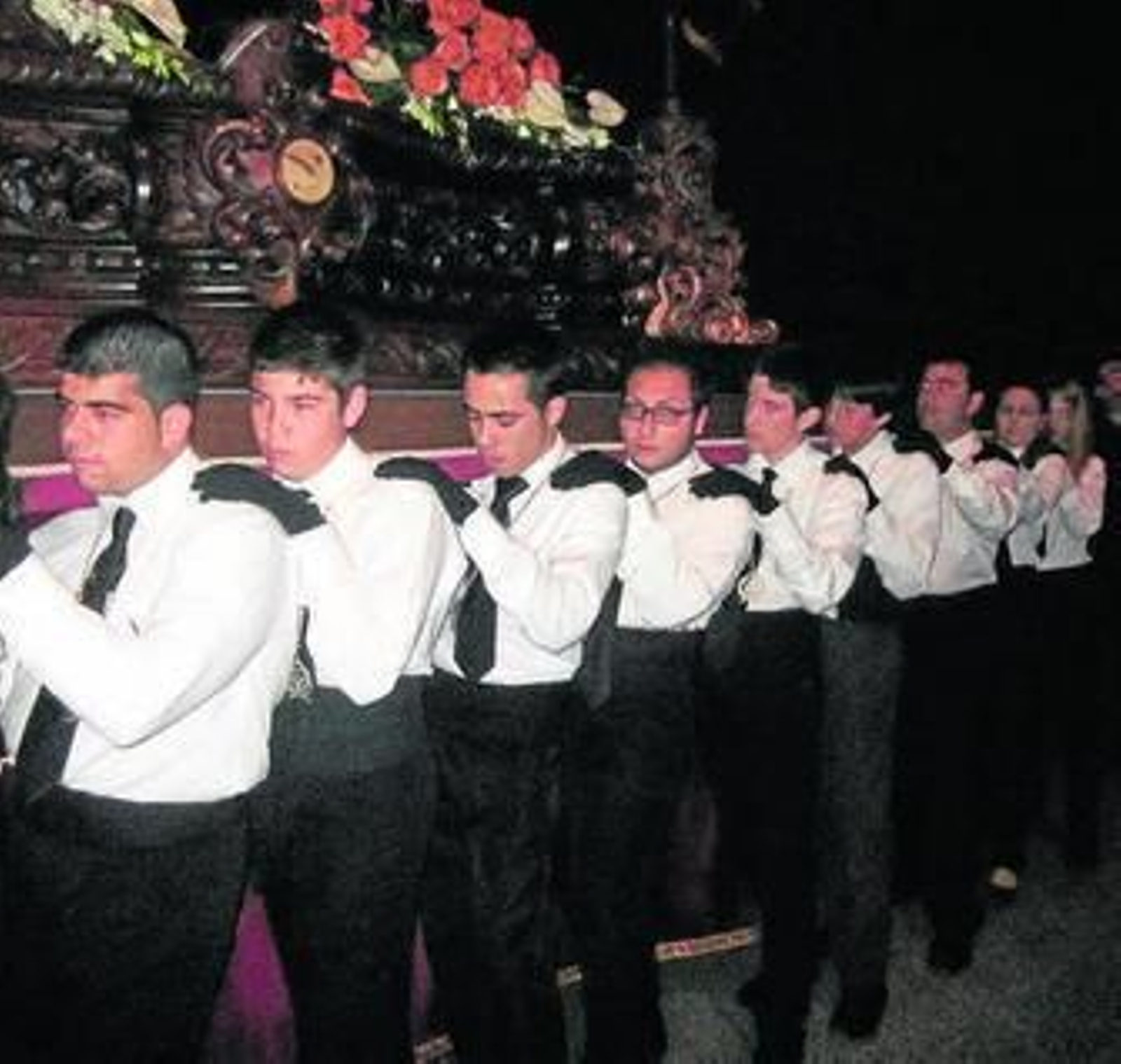 Jóvenes costaleros del paso de San Juan.