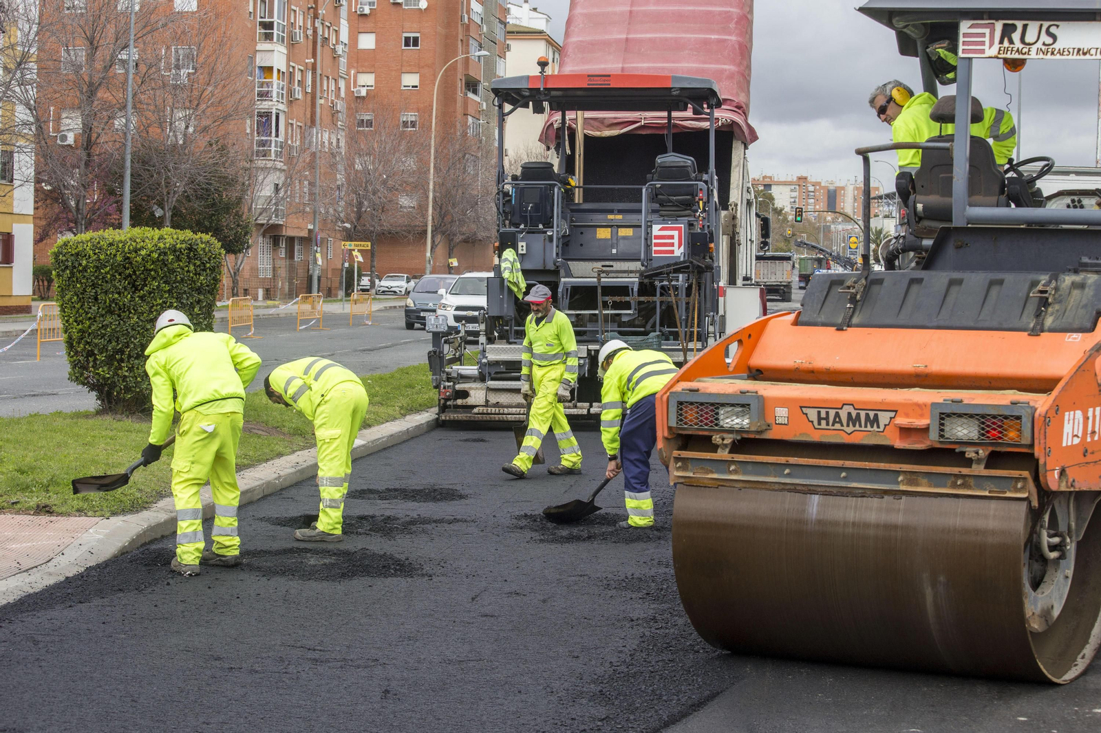 Operarios asfaltan una calle de la ciudad.