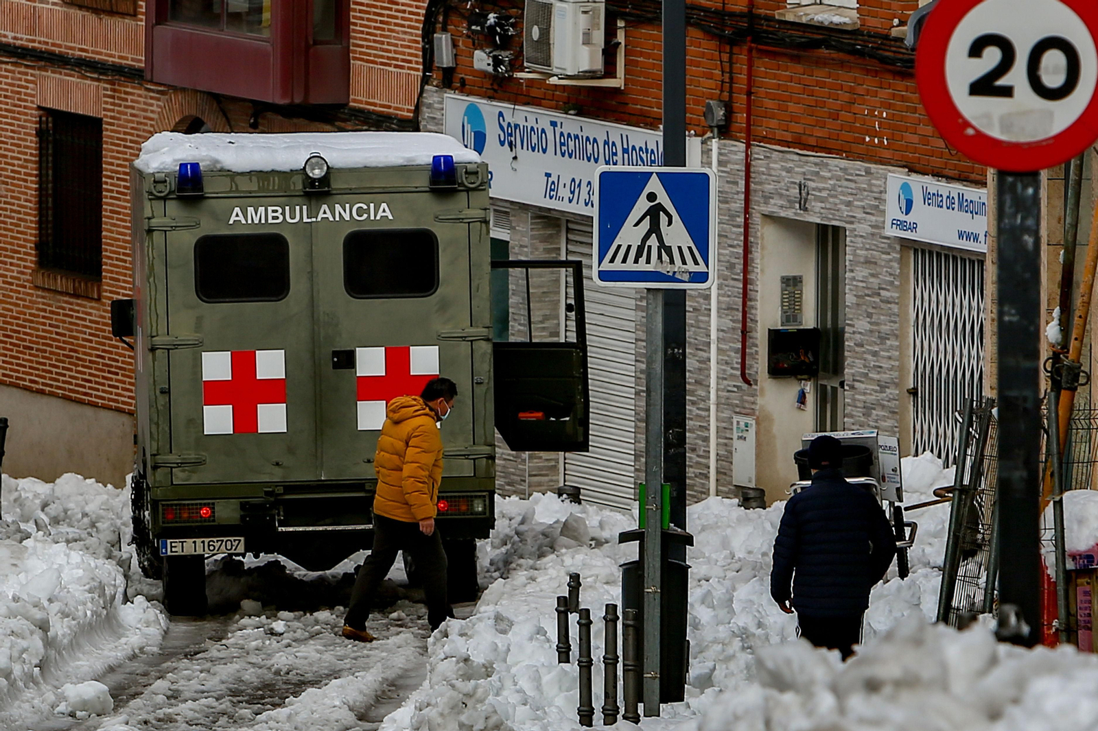 Madrid trata de restablecer la normalidad: el día después en imágenes