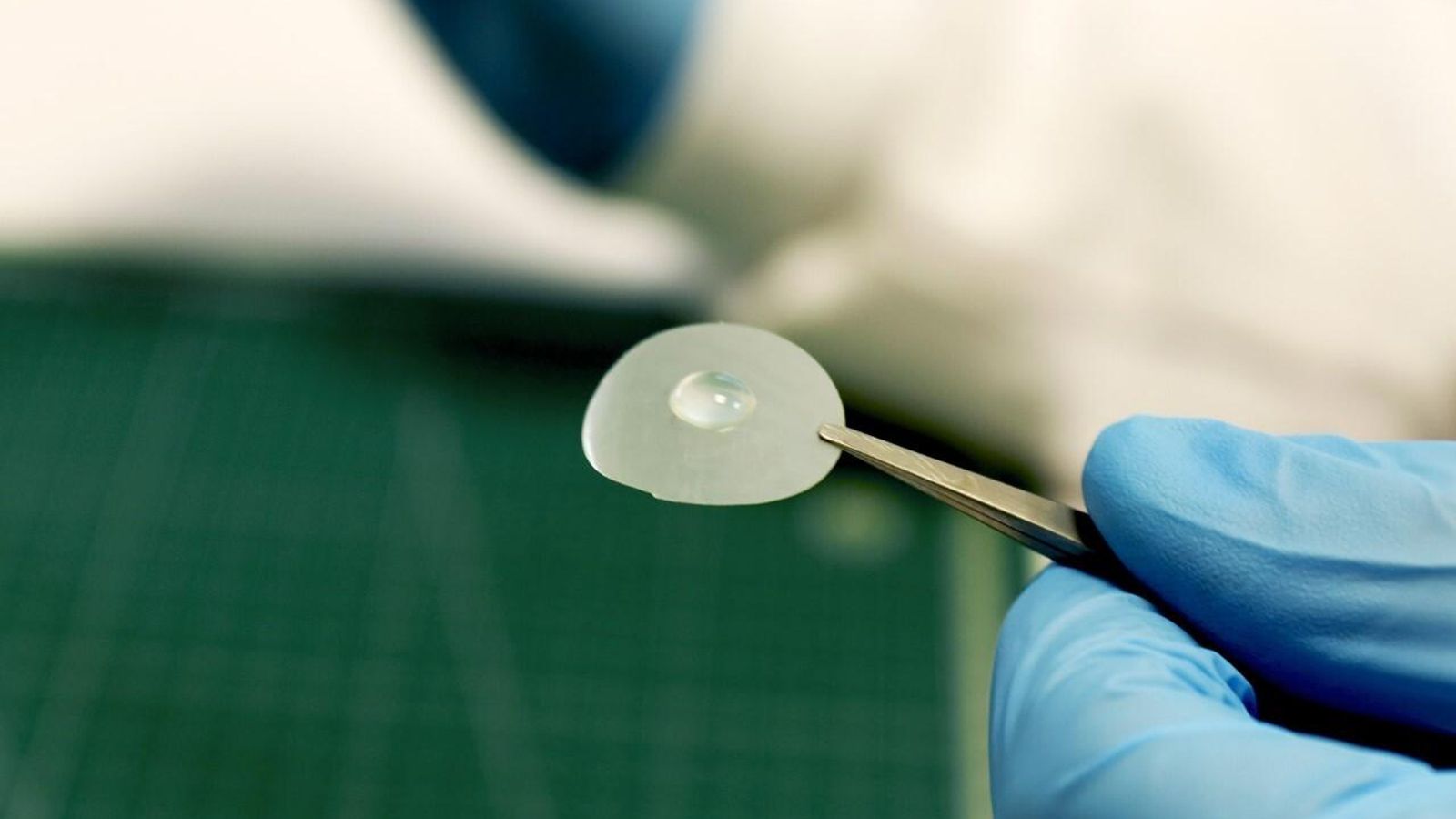 Una gota de agua sobre un fragmento del bioplástico.