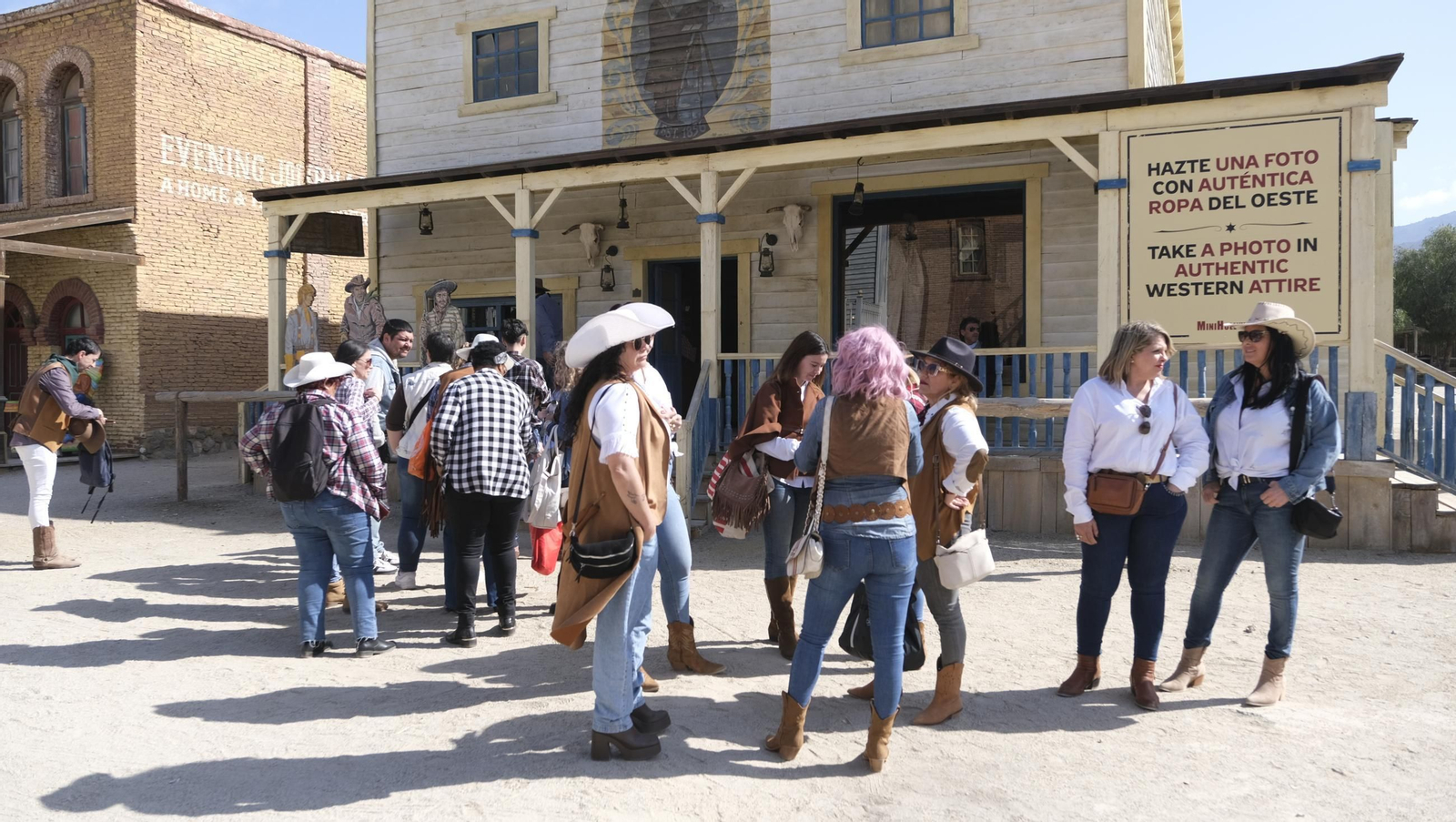 Fotos del rodaje de un videoclip de Coyote Dax, en el MiniHollywood Oasys de Tabernas