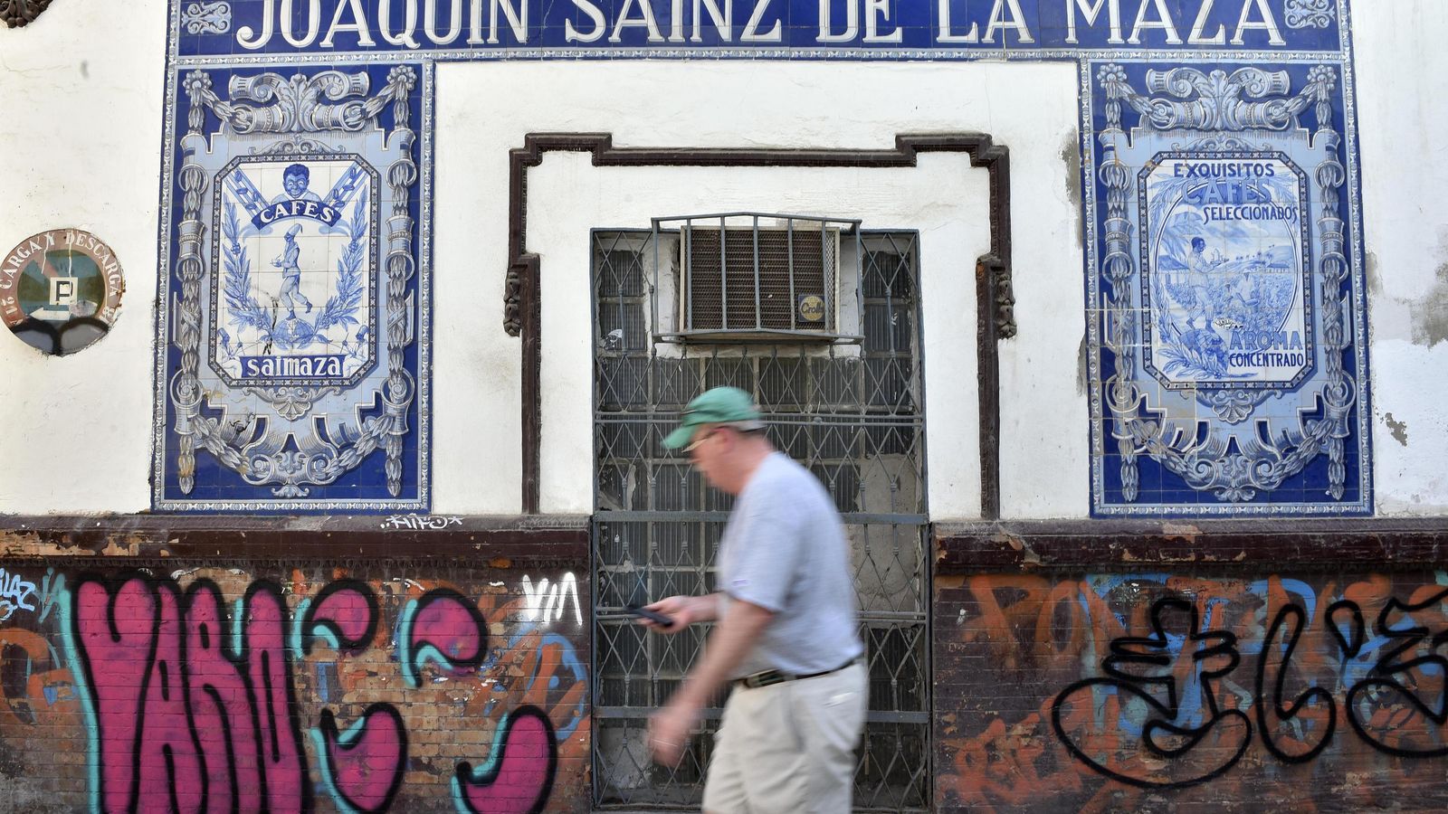 Lo más llamativo del edificio construido en 1920 son los paños cerámicos de Mensaque que se encuentran en la fachada.