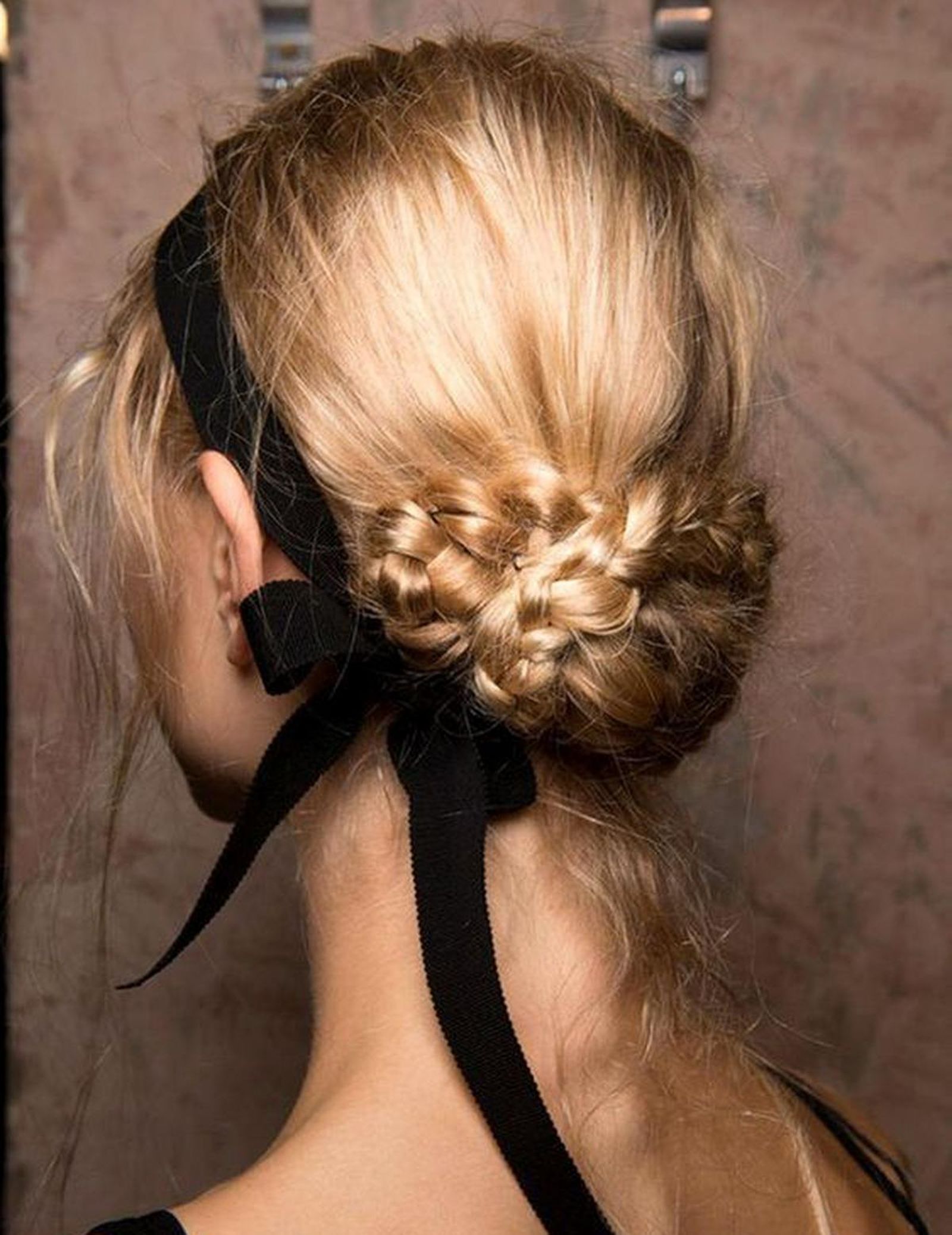 Recogido bajo con lazo.