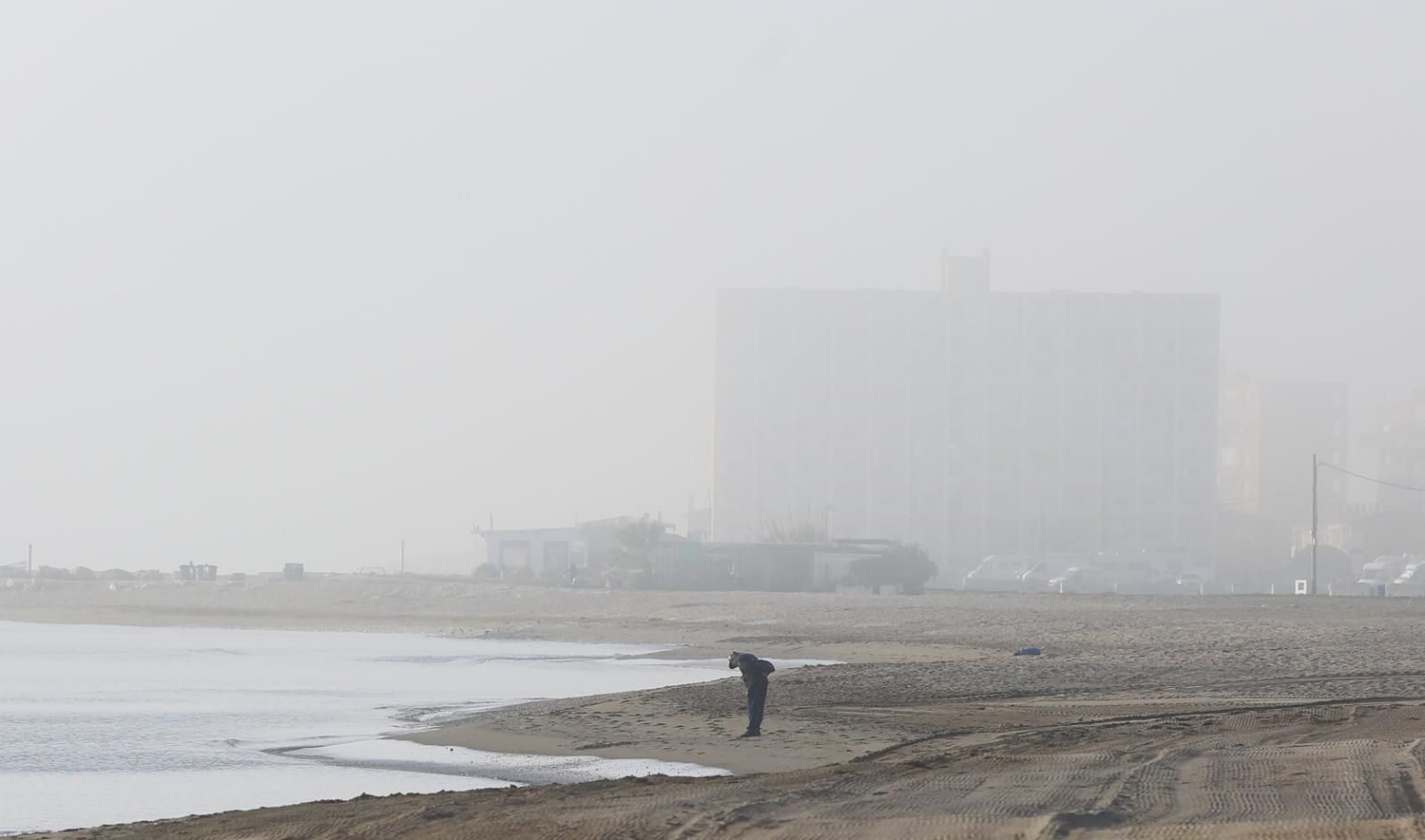 Imagen de la niebla sobre la playa de la Misericordia de Málaga