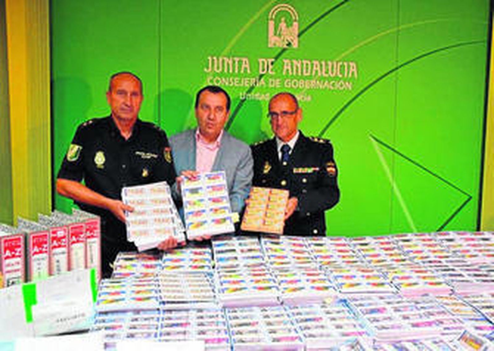 Ruiz Espejo junto a responsables de la operación muestran los boletos intervenidos.