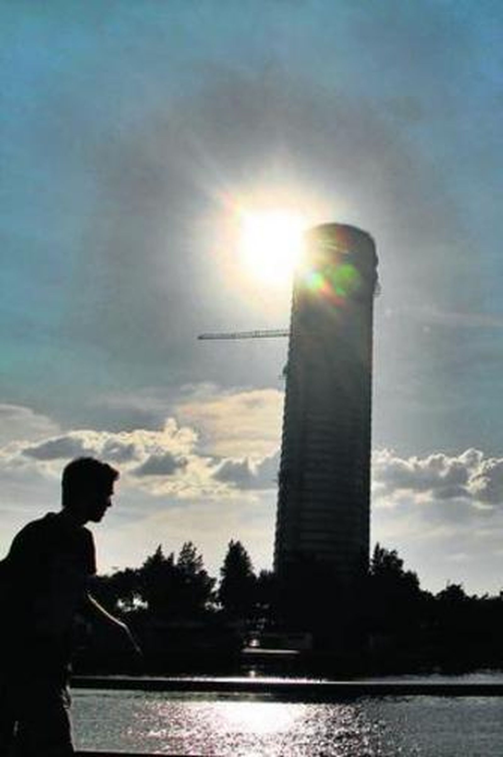 Puesta de sol con el rascacielos de la Cartuja de fondo.