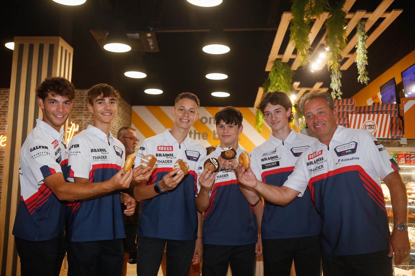 Las fotos de la visita del campeón del Mundo Emilio Alzamora al centro comercial Bahía Plaza de Palmones (Los Barrios)