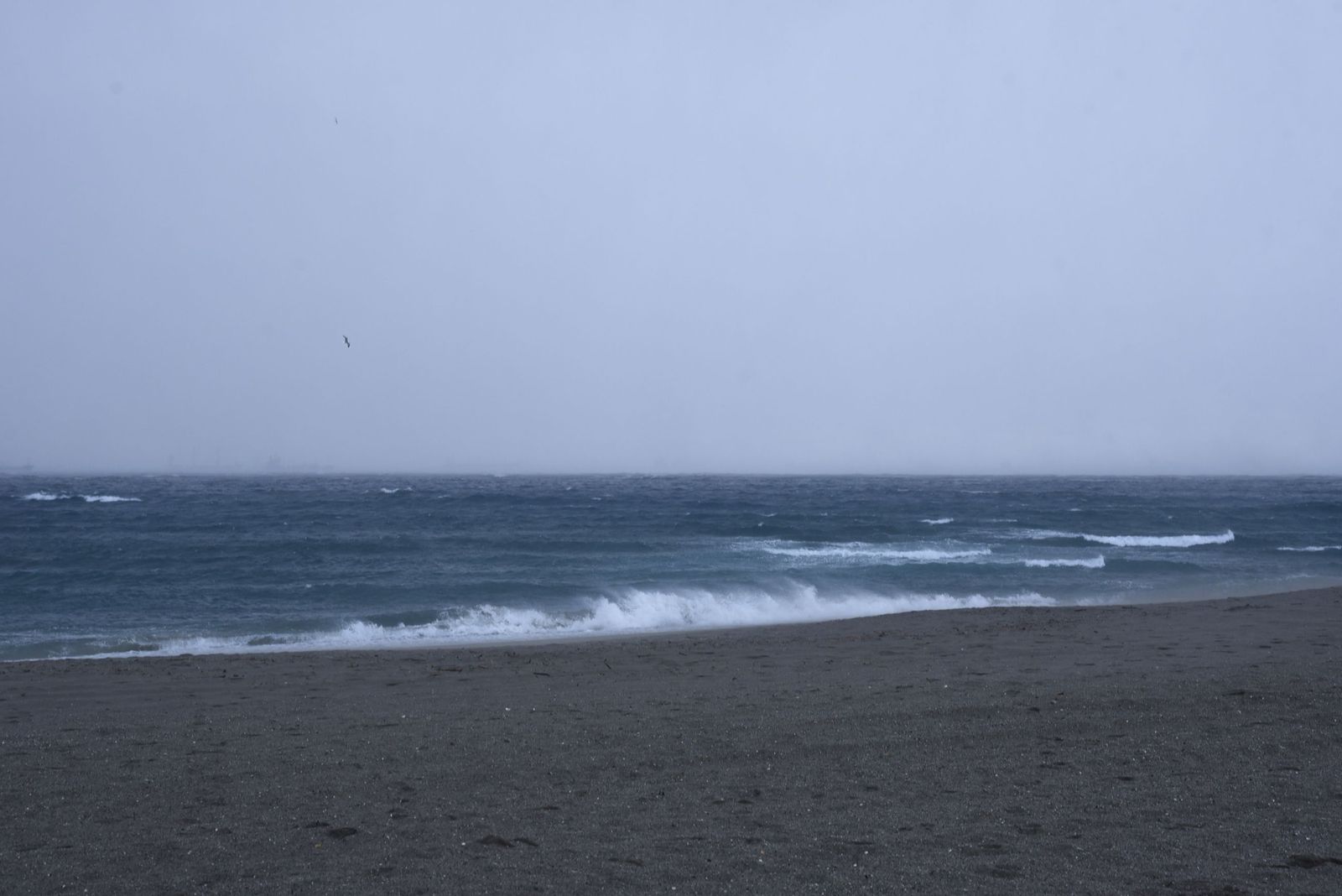 Joseph se deja ver en La Línea: imágenes del temporal desde la costa