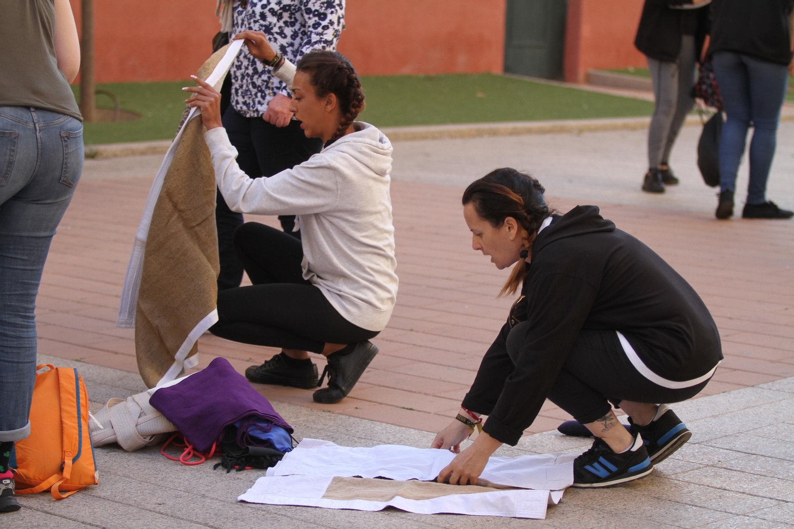 El ensayo de la cuadrilla de mujeres de la Hermandad del Santo Entierro, en imágenes