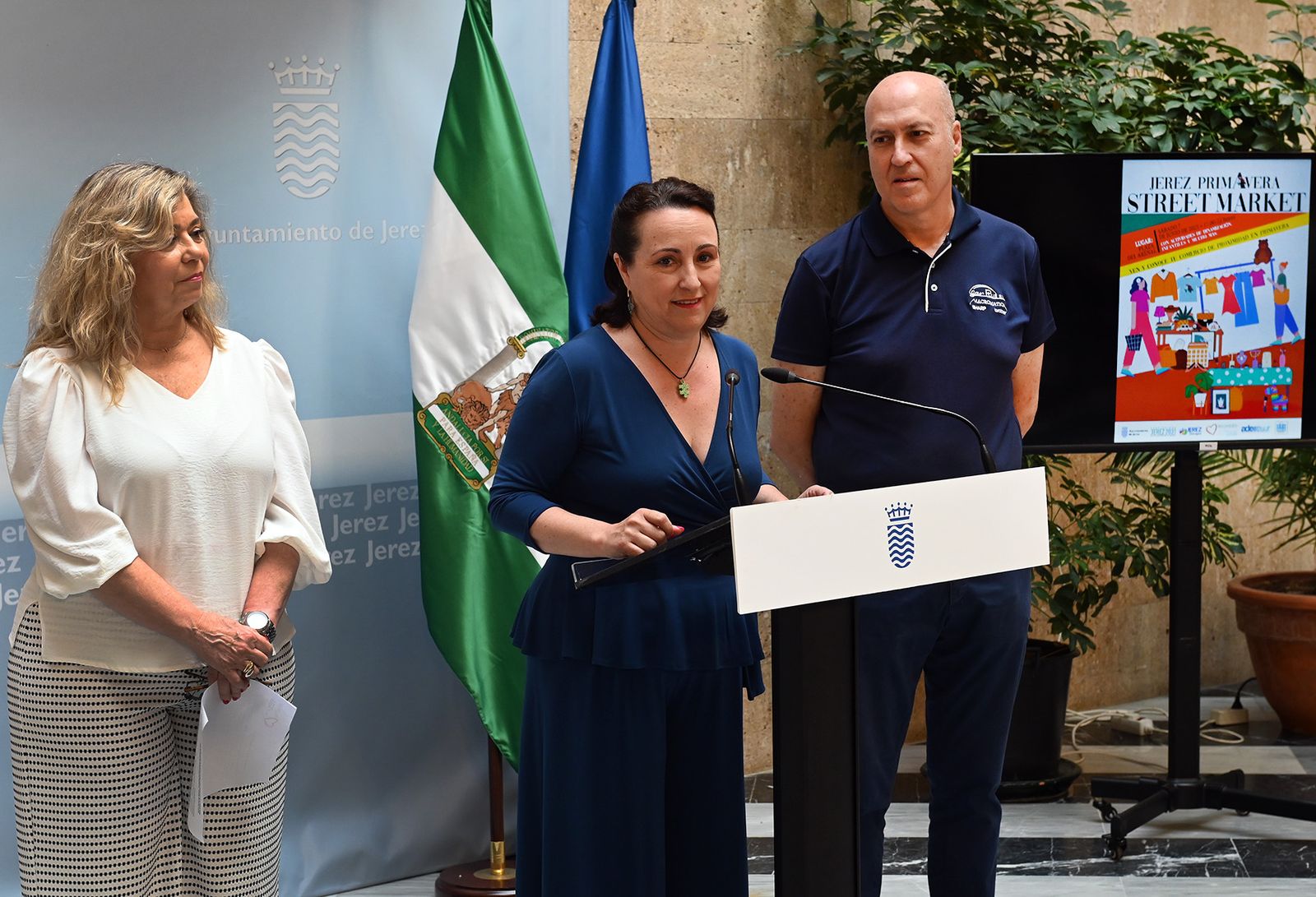 Nela García, flanqueada por Ana María Pérez Chacón y Juan García en la presentación de la ‘Primavera Street Market'.