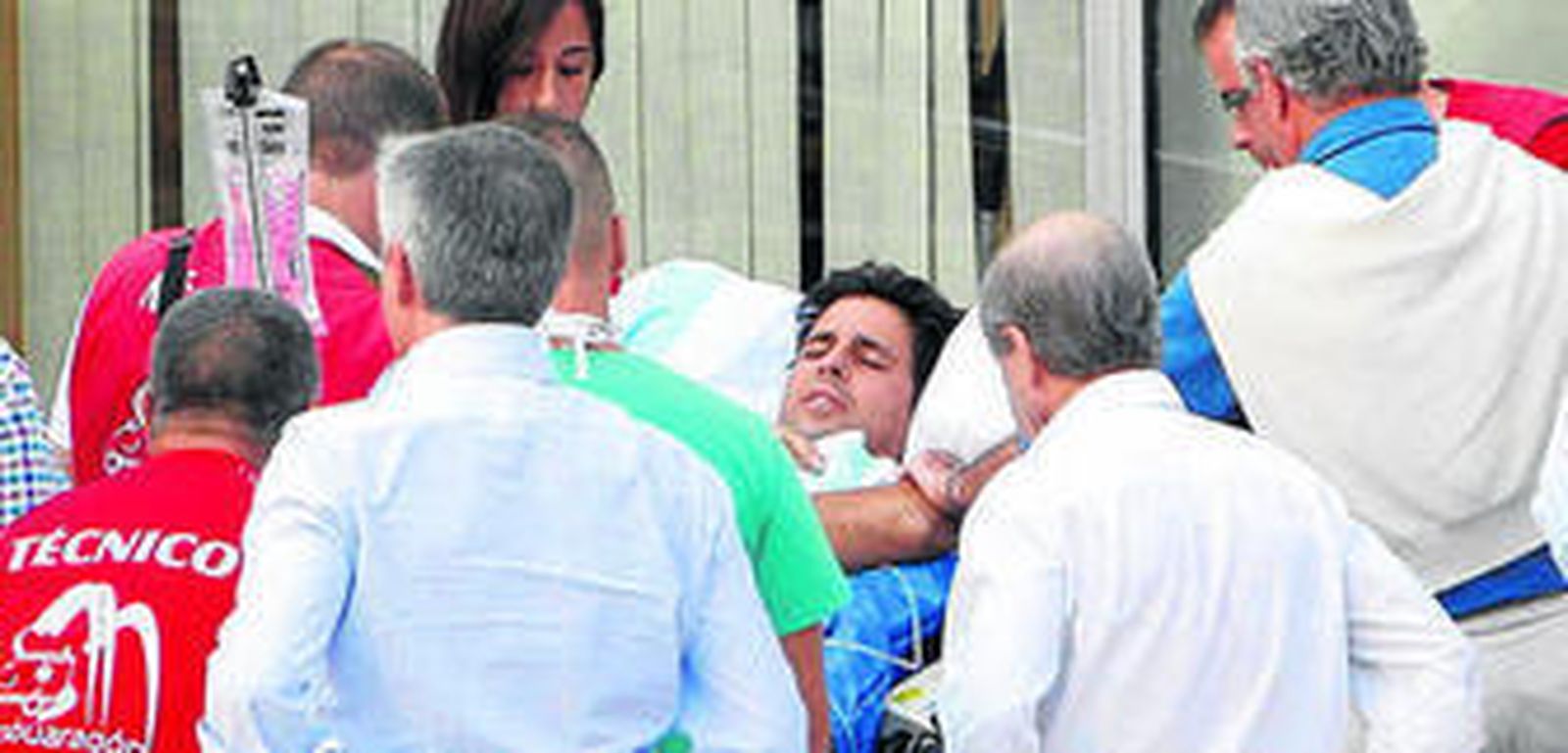 Francisco Rivera, ayer, a su llegada a la clínica de Zaragoza.