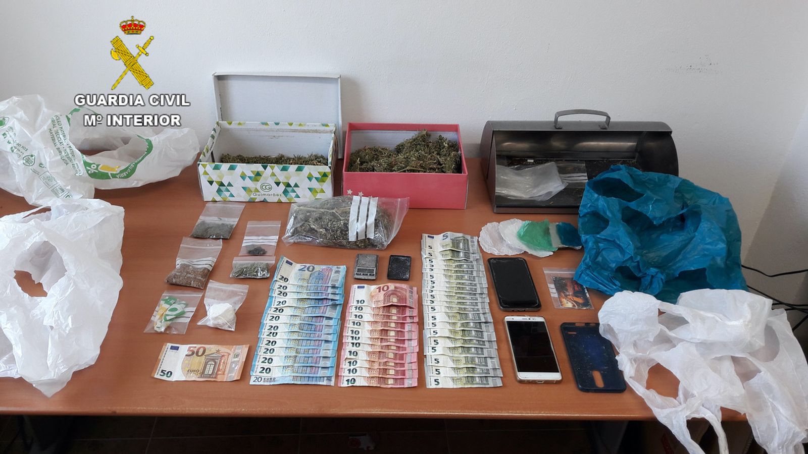 Material y dinero intervenido por la Guardia Civil en Escacena del Campo.