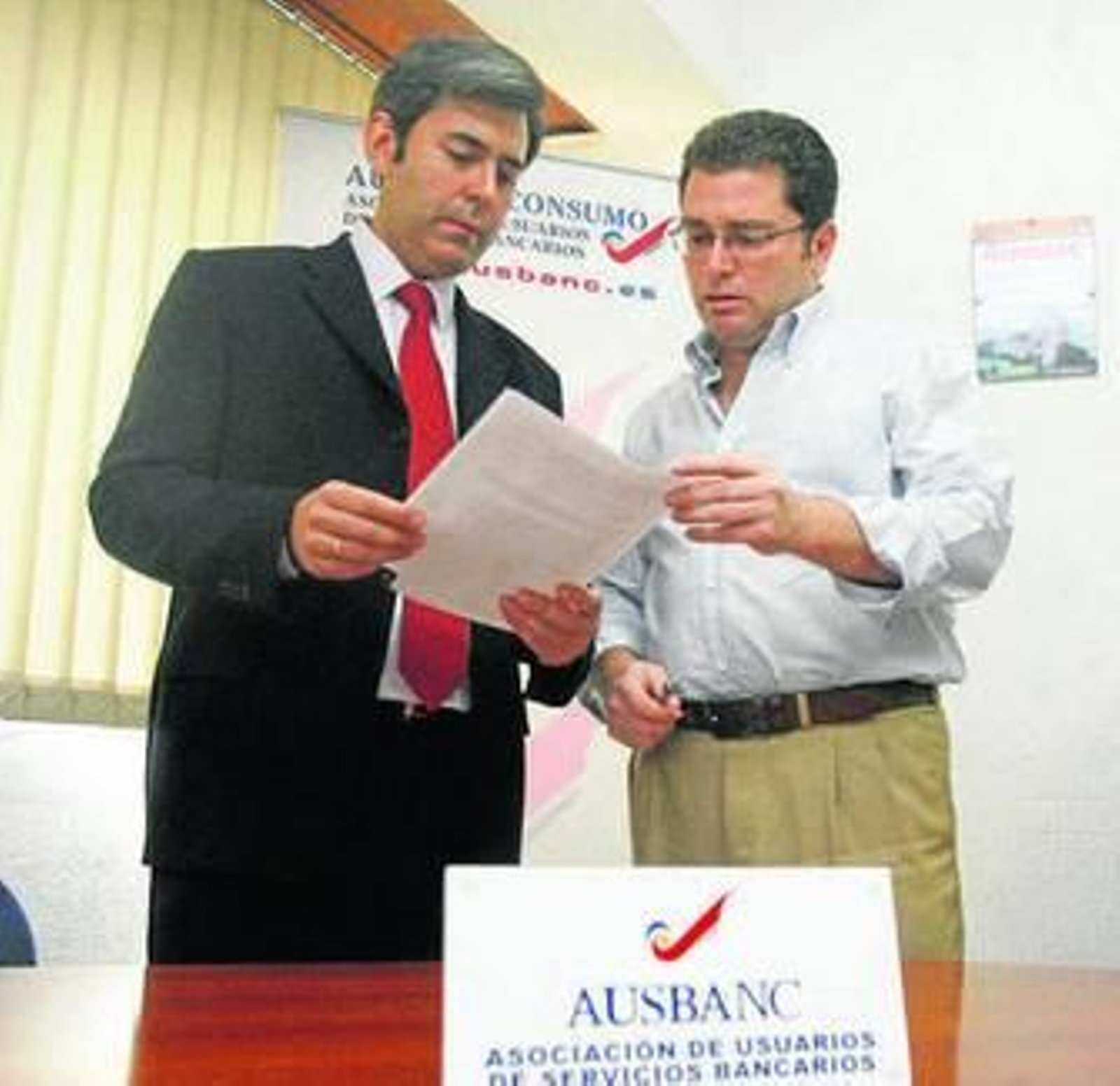 Los abogados de Ausbanc repasan una sentencia.