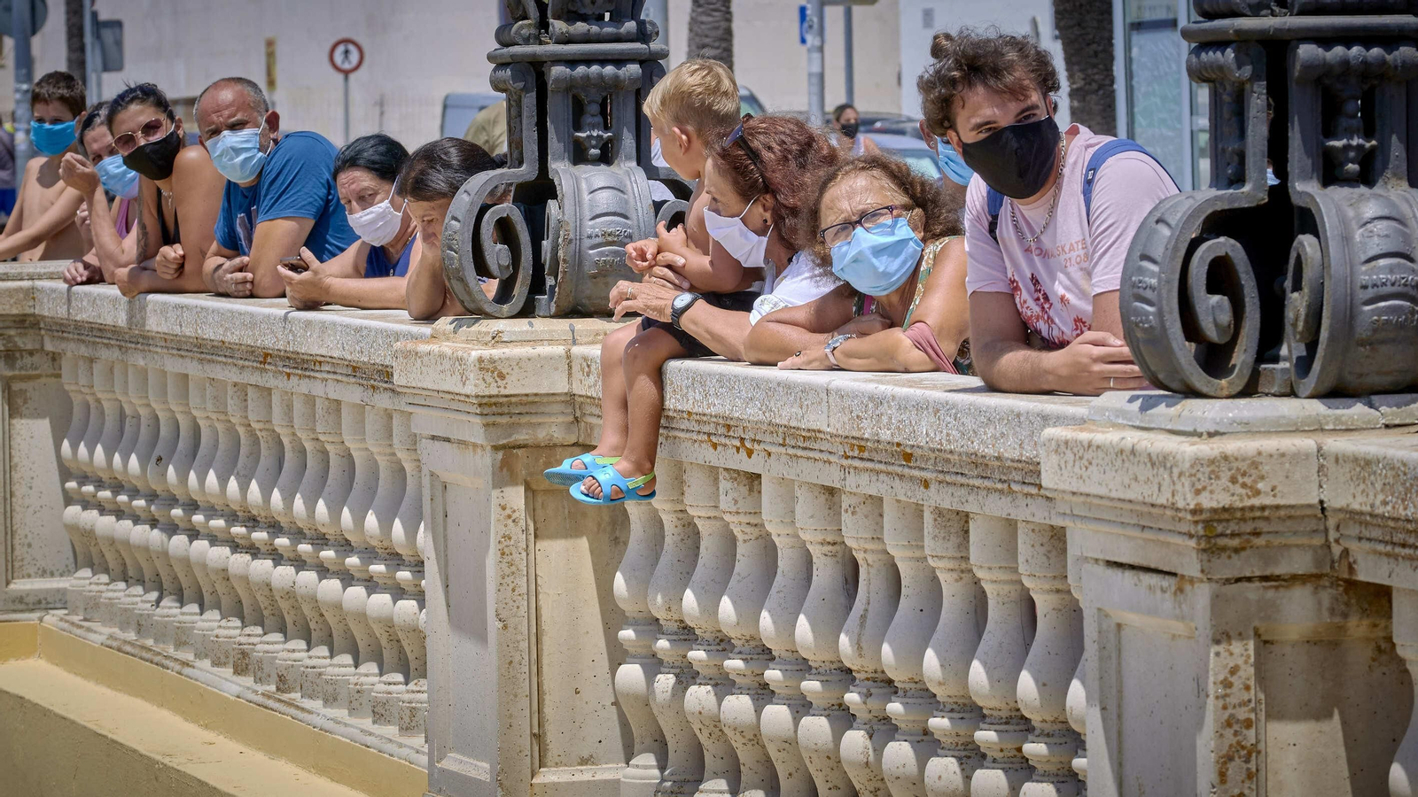 Imágenes inéditas en La Caleta con colas para entrar al completarse el aforo
