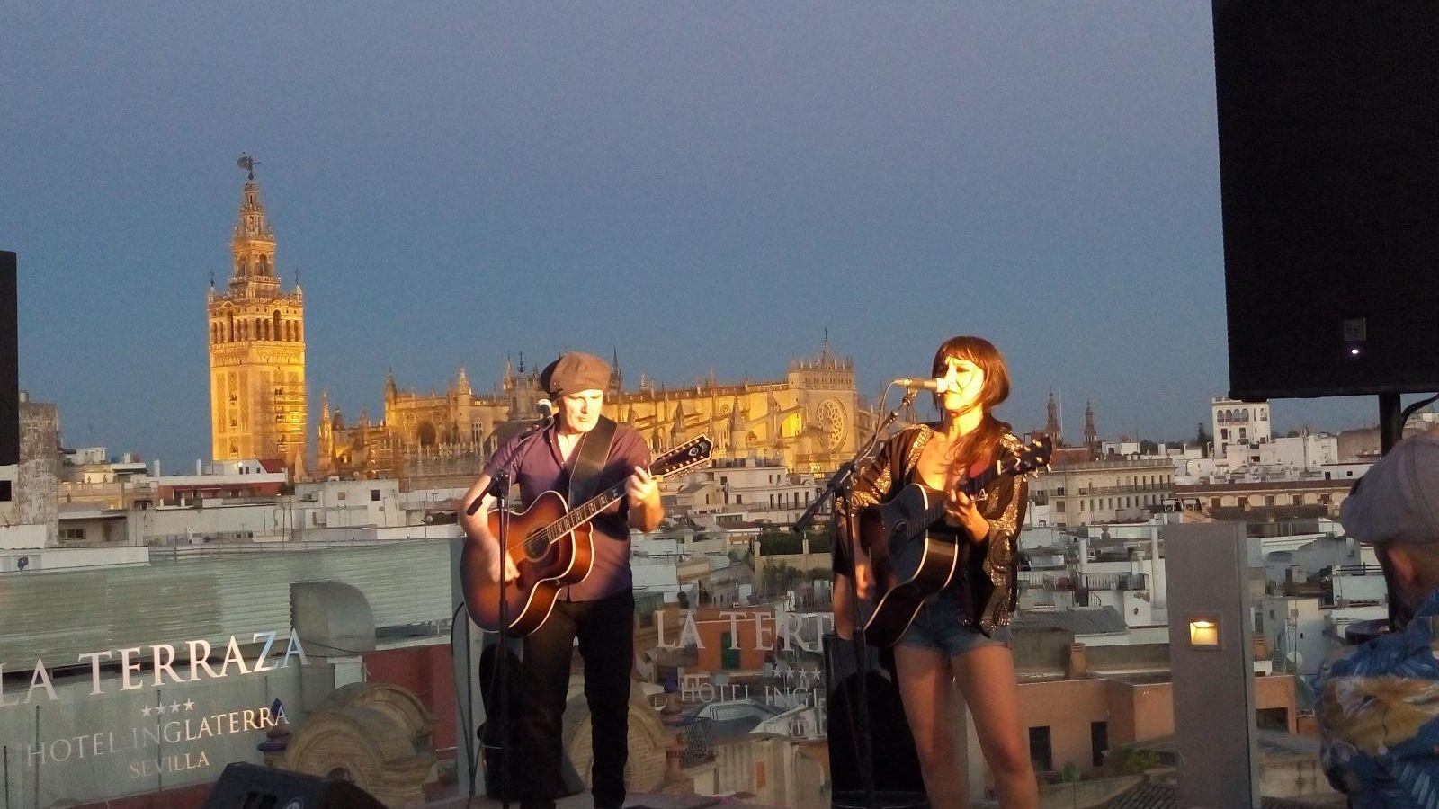 Amaral, con la Giralda de fondo.