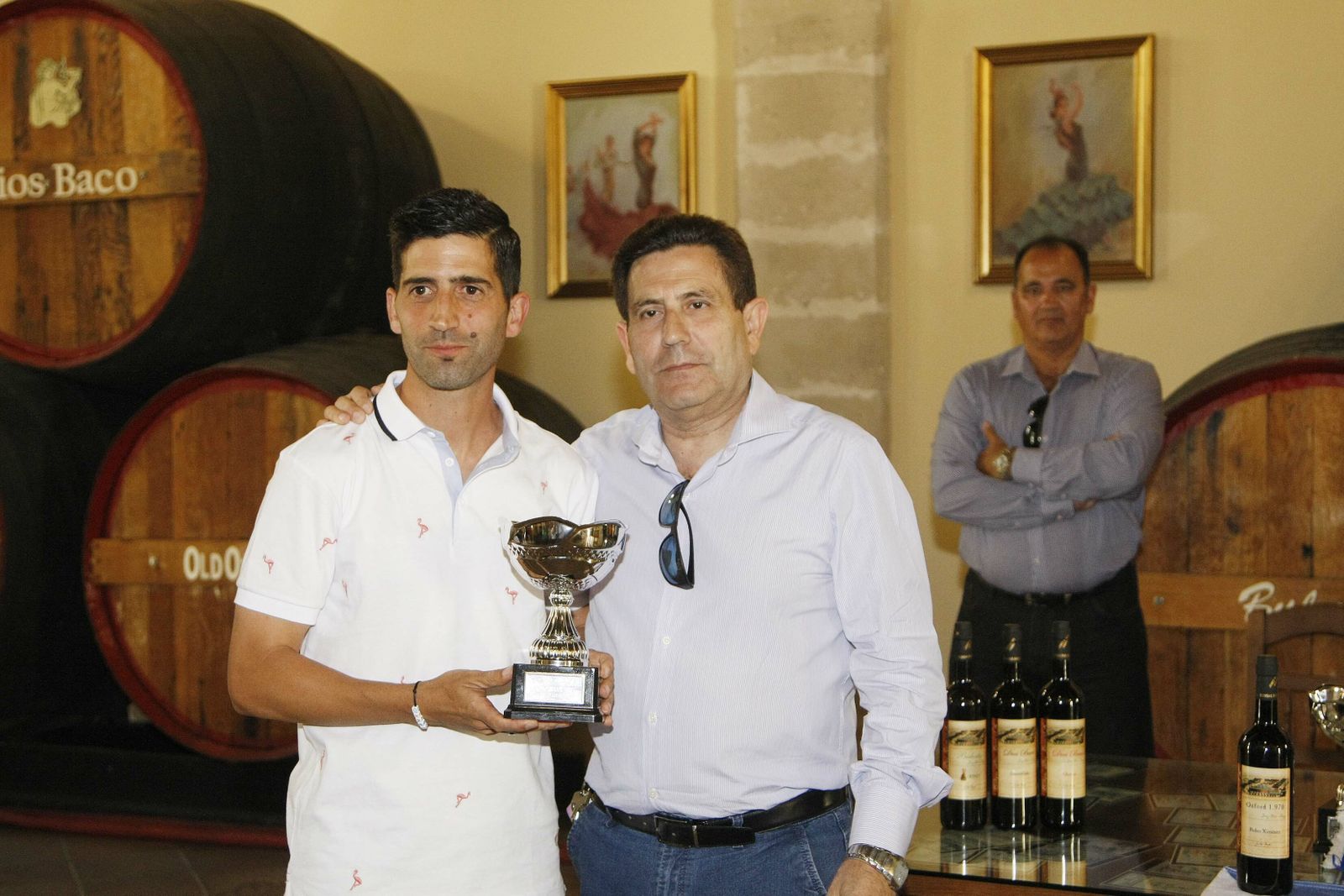 Antonio Quirós entregó el trofeo de máximo goleador a David Narváez.