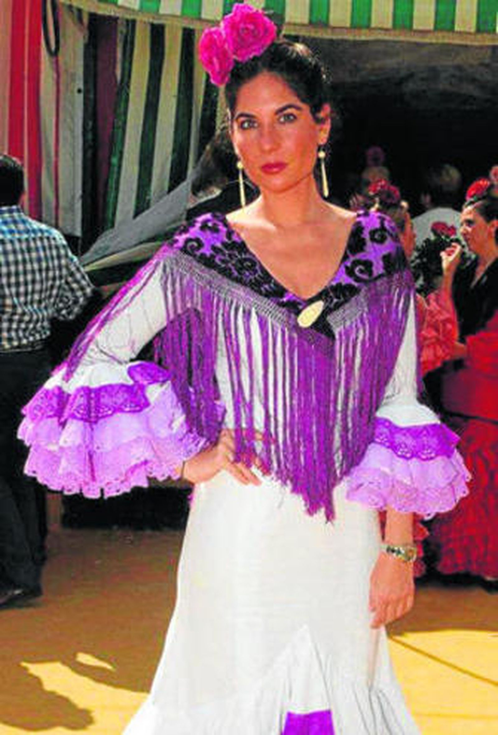 Lourdes Montes, de blanco y morado.
