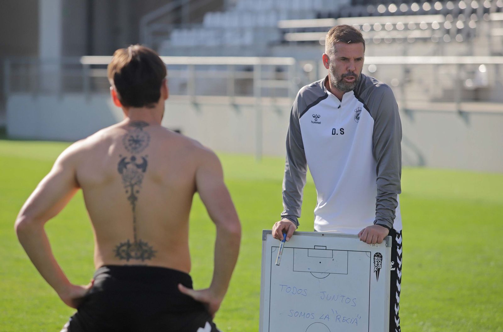 El entrenador de la Balona charla con sus jugadores