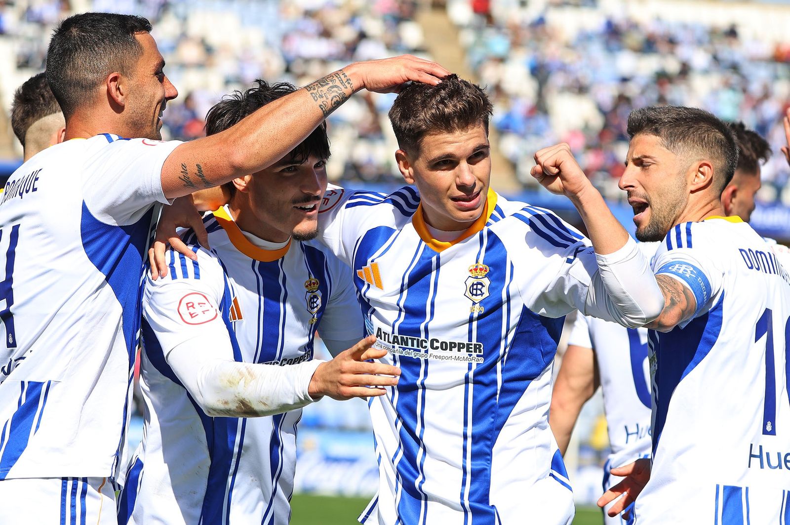 Bonaque, Néstor y Antonio Domínguez felicitan a Miki por su gol.