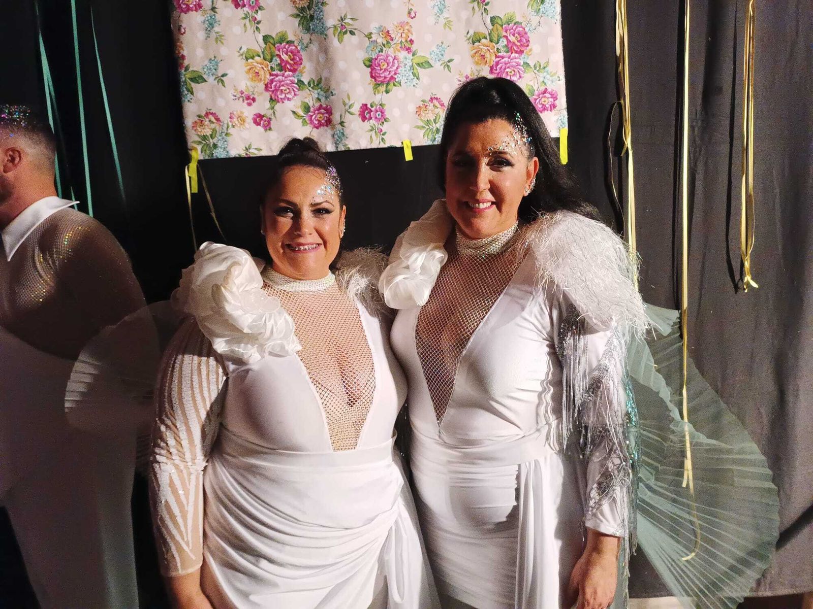 Eva María Hierro y Lola Vega, del coro 'La voz', abren con sus voces el Concurso.
